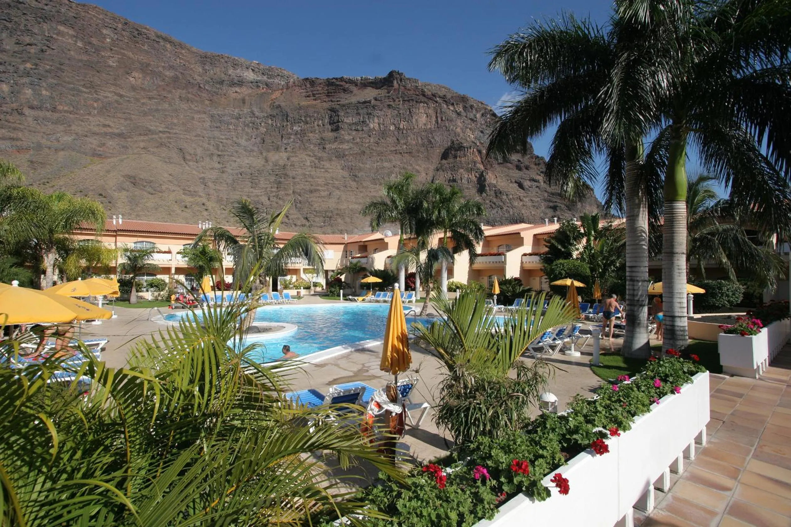 Swimming pool in Apartamentos Jardín del Conde