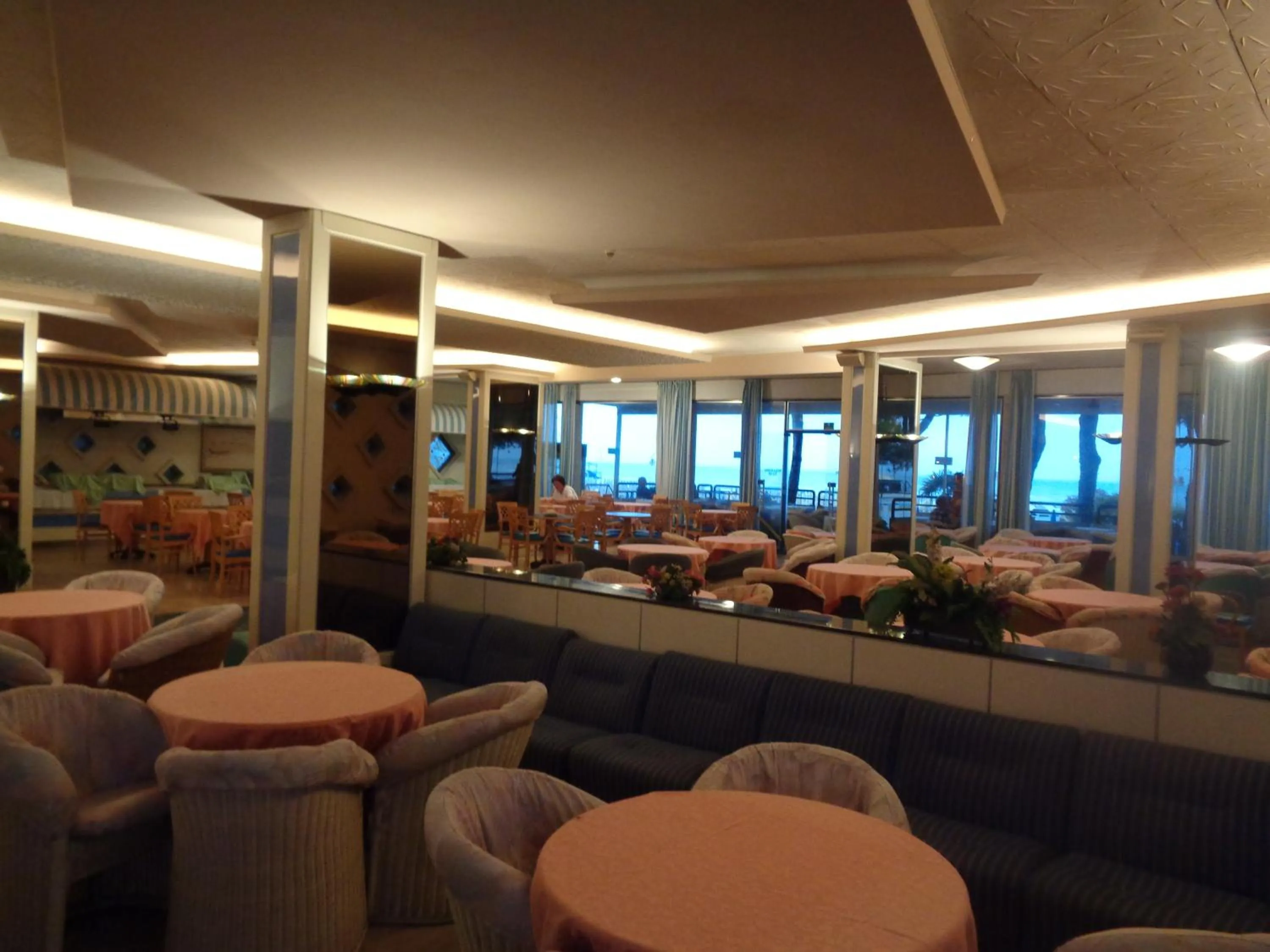 Communal lounge/ TV room in Hotel Ambasciatori Palace