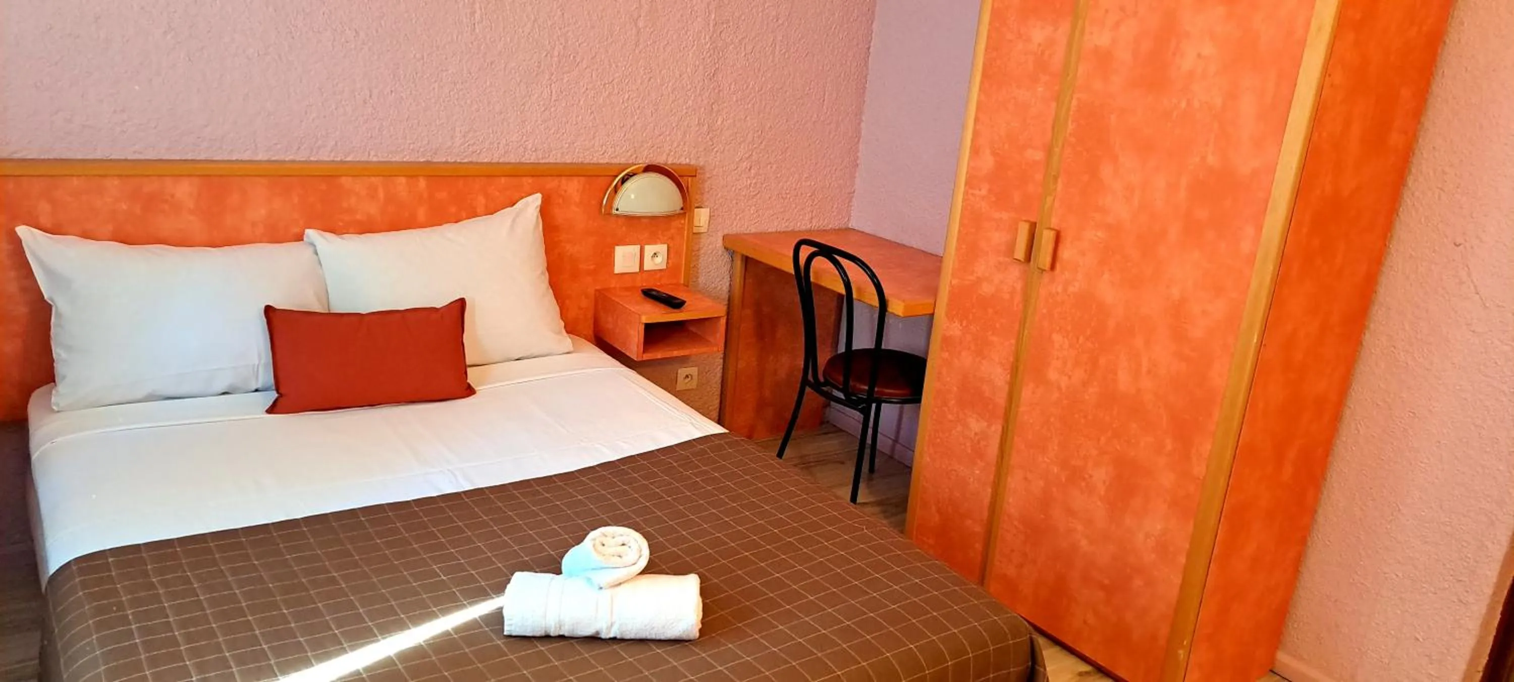 Bed in Hôtel Restaurant Les Alizes Loriol Le Pouzin