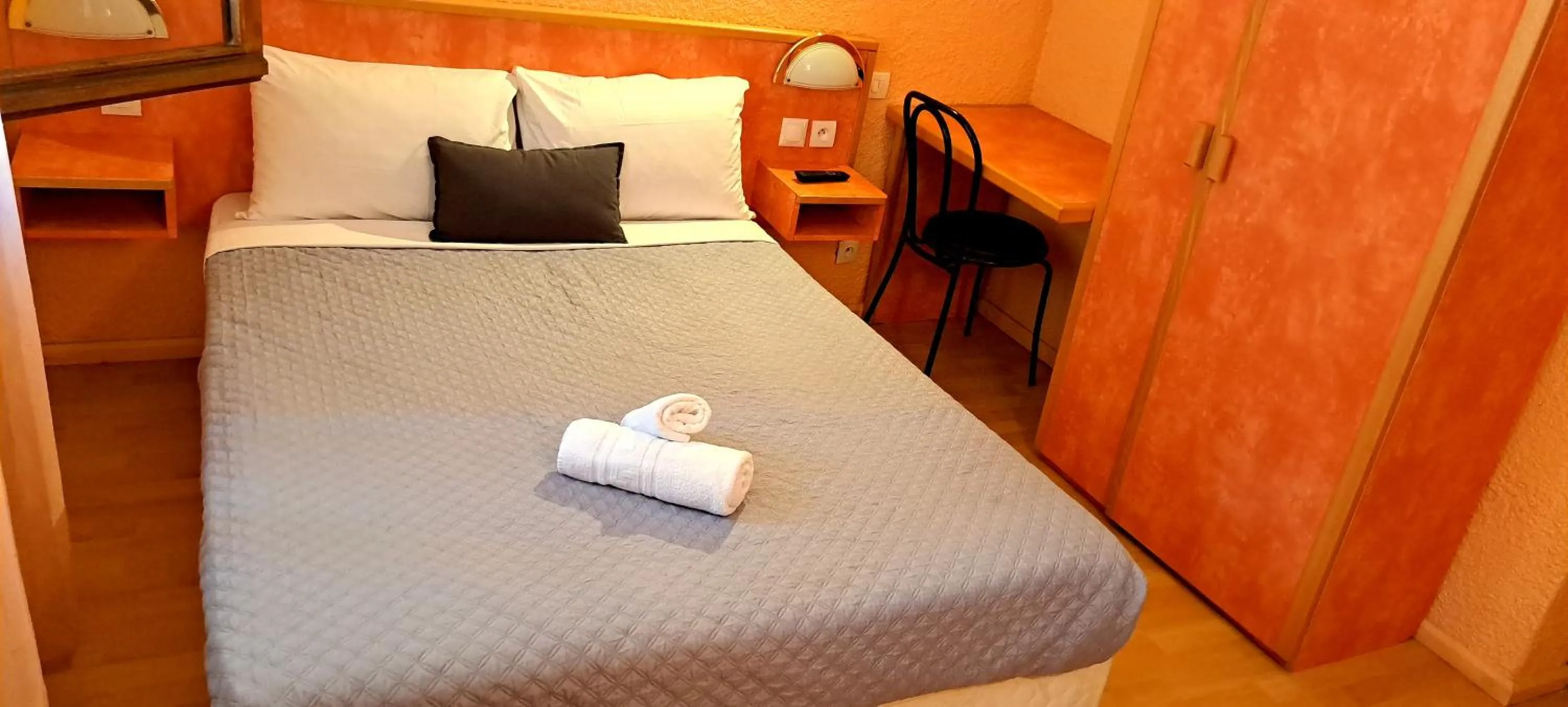 Bed in Hôtel Restaurant Les Alizes Loriol Le Pouzin