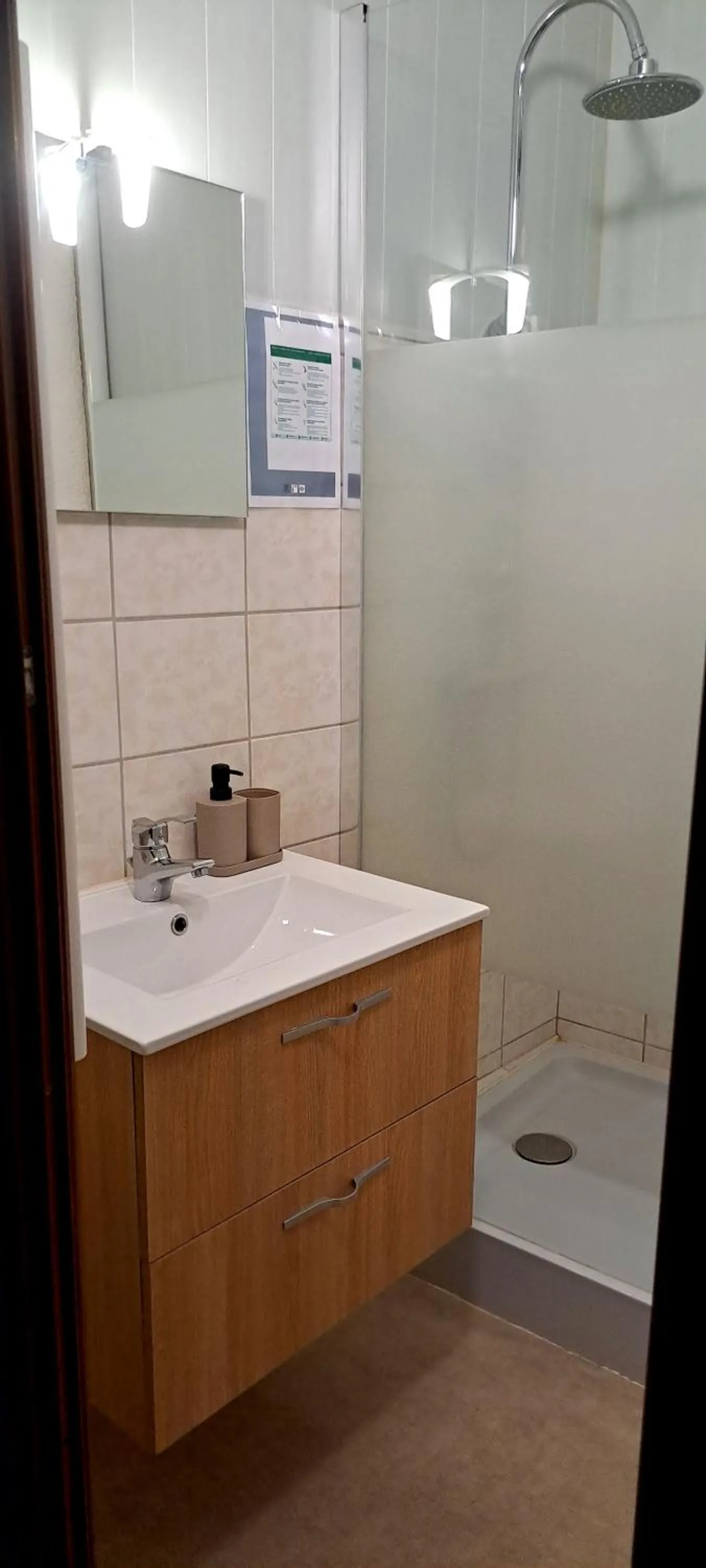 Shower in Hôtel Restaurant Les Alizes Loriol Le Pouzin