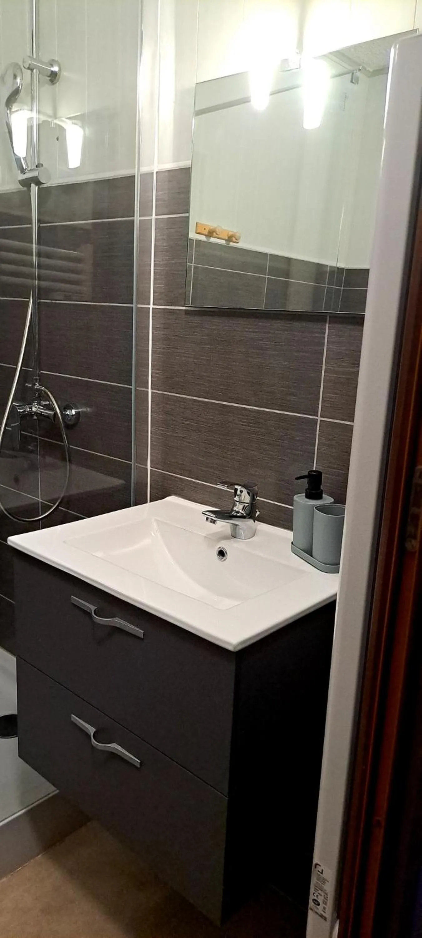 Shower in Hôtel Restaurant Les Alizes Loriol Le Pouzin