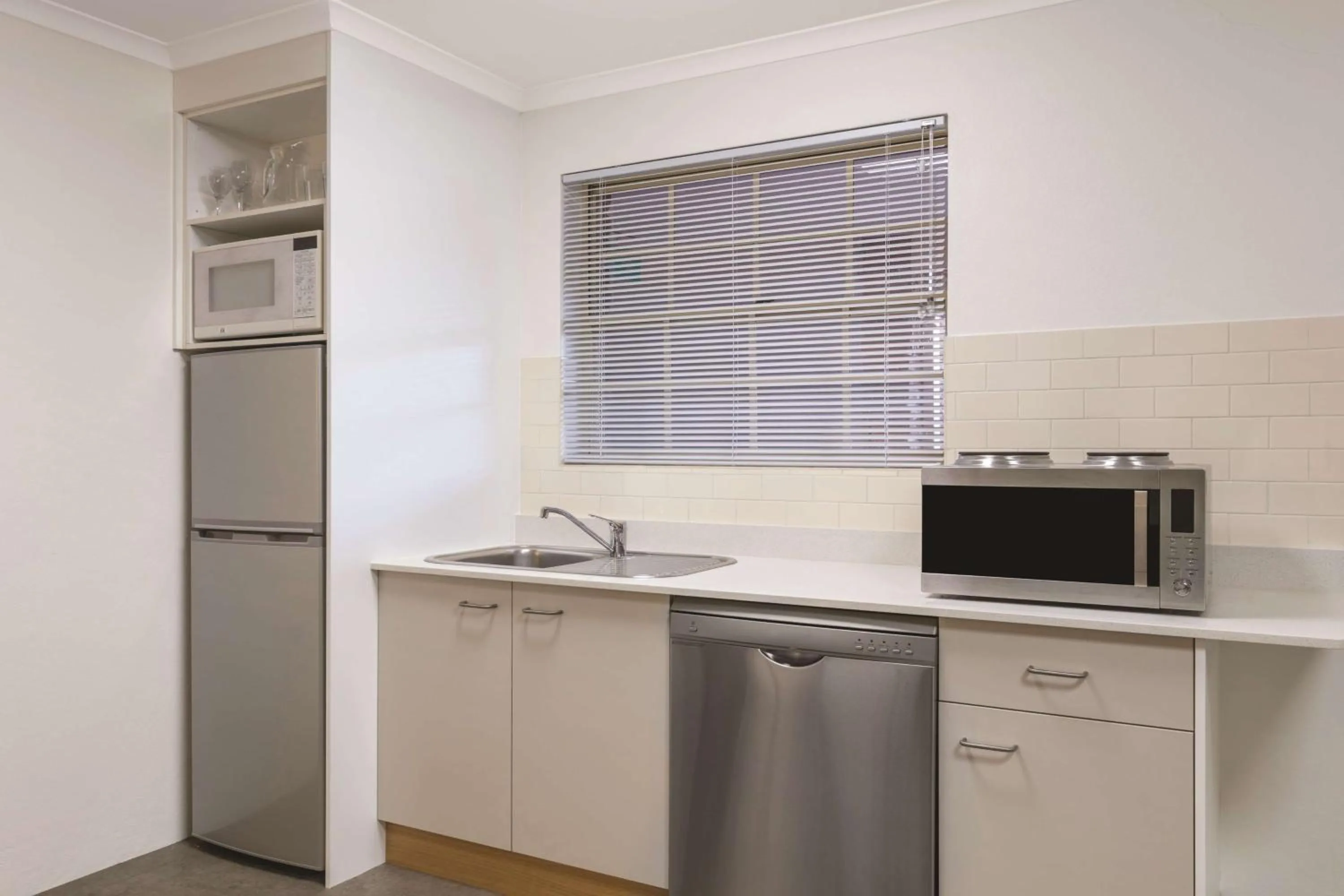 Kitchen or kitchenette in Adina Serviced Apartments Canberra Kingston