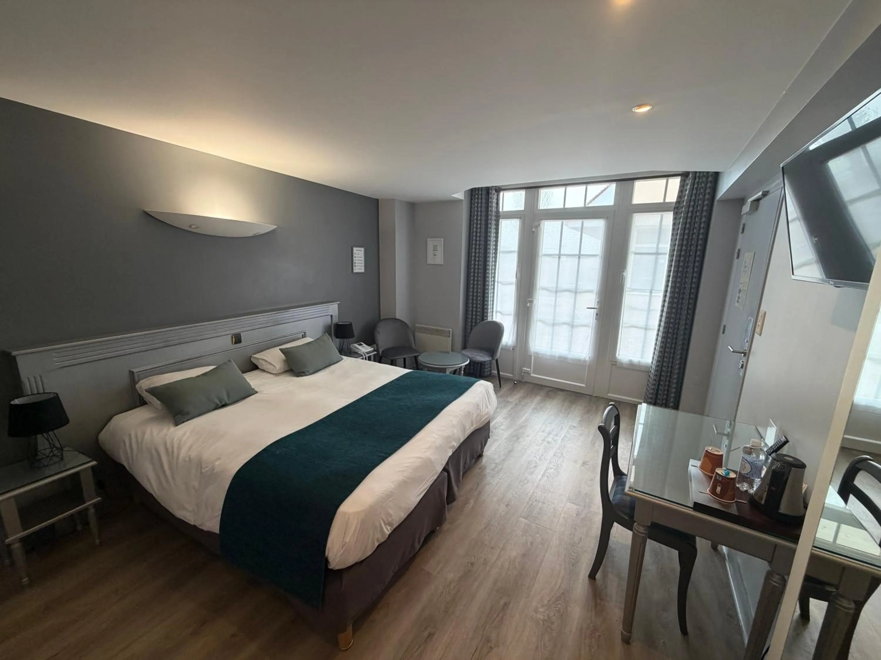 Bed in Logis Hôtel Restaurant Le Moulin de la Coudre