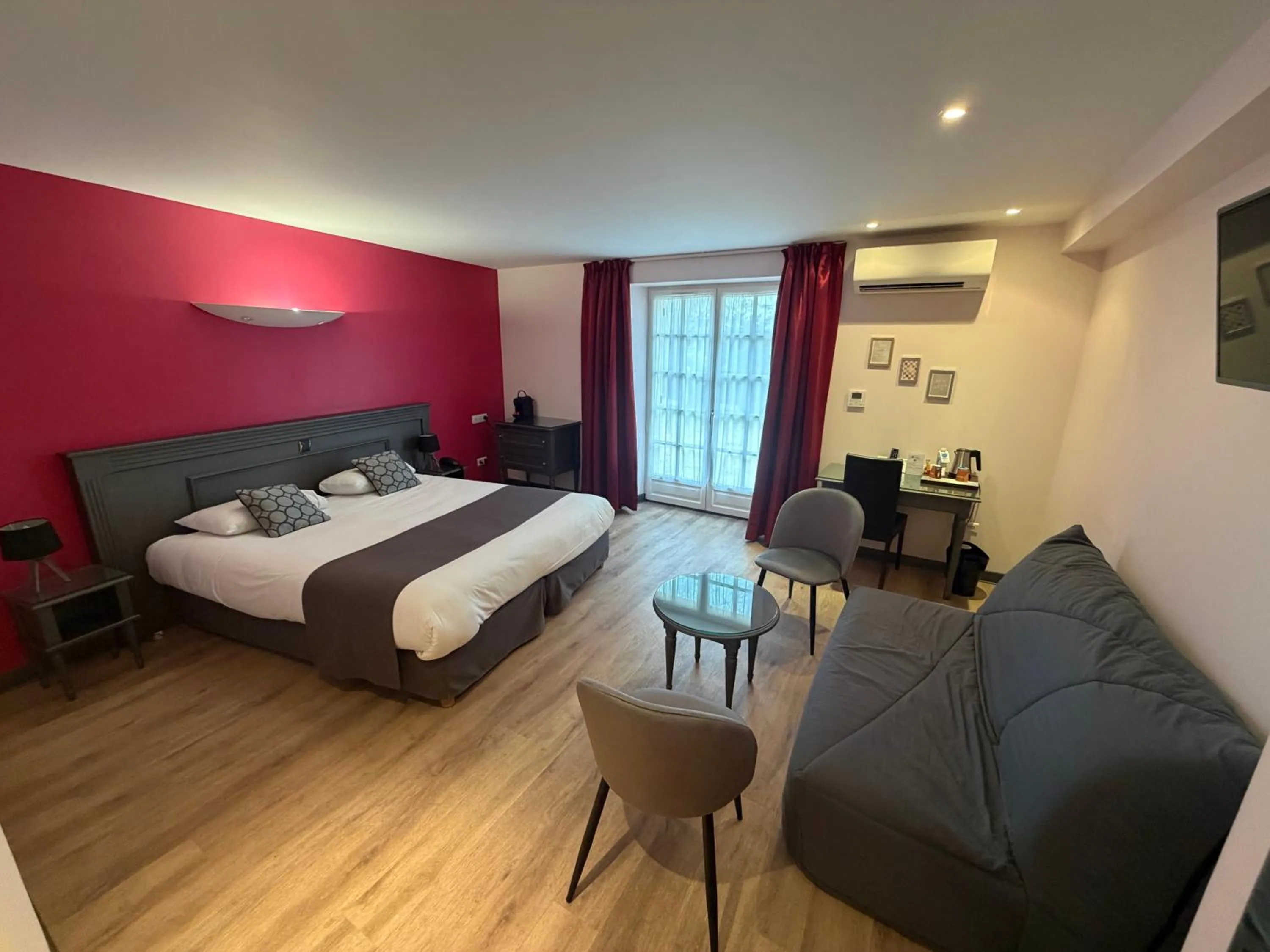 Bed in Logis Hôtel Restaurant Le Moulin de la Coudre