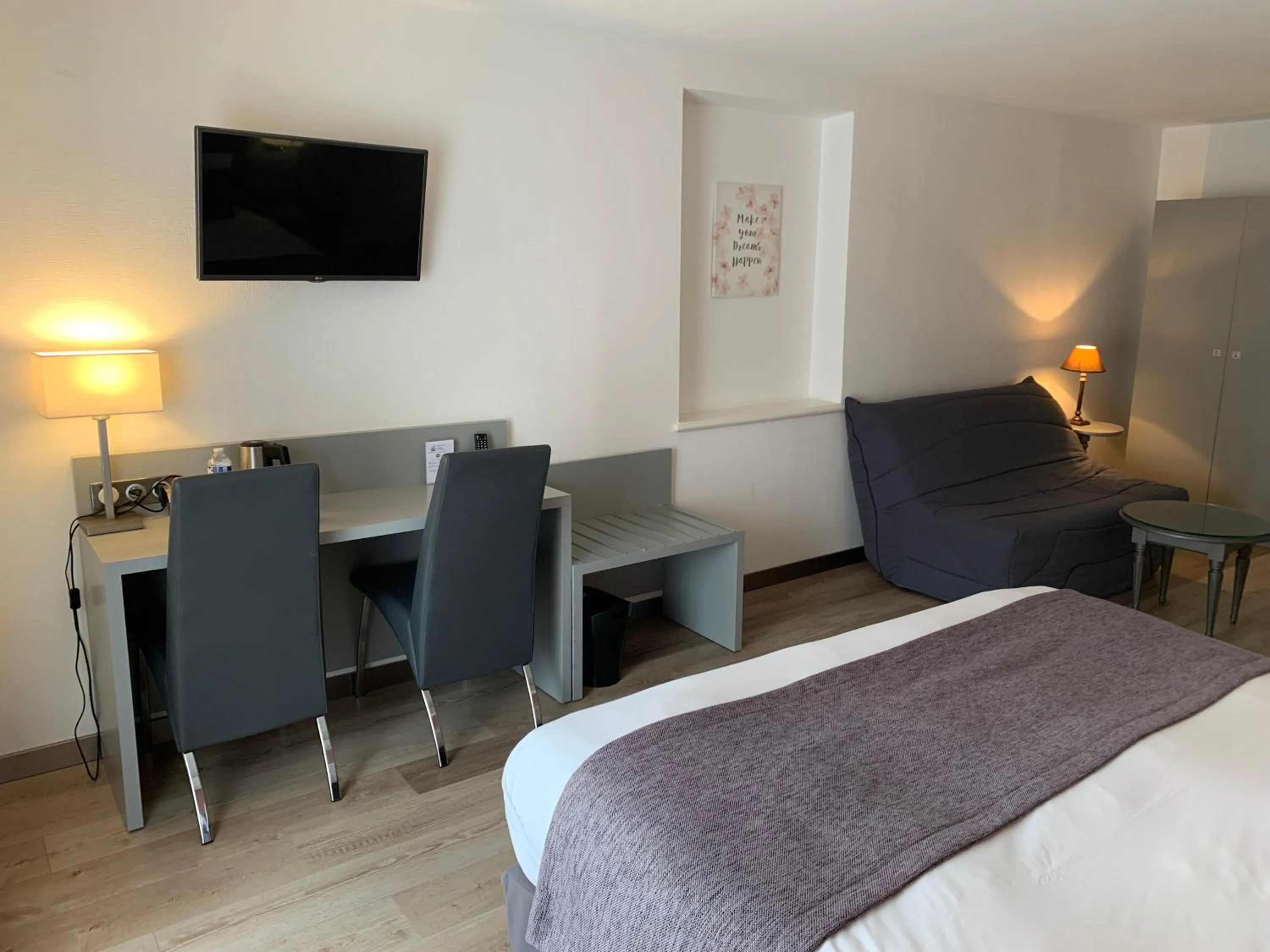 Bed in Logis Hôtel Restaurant Le Moulin de la Coudre