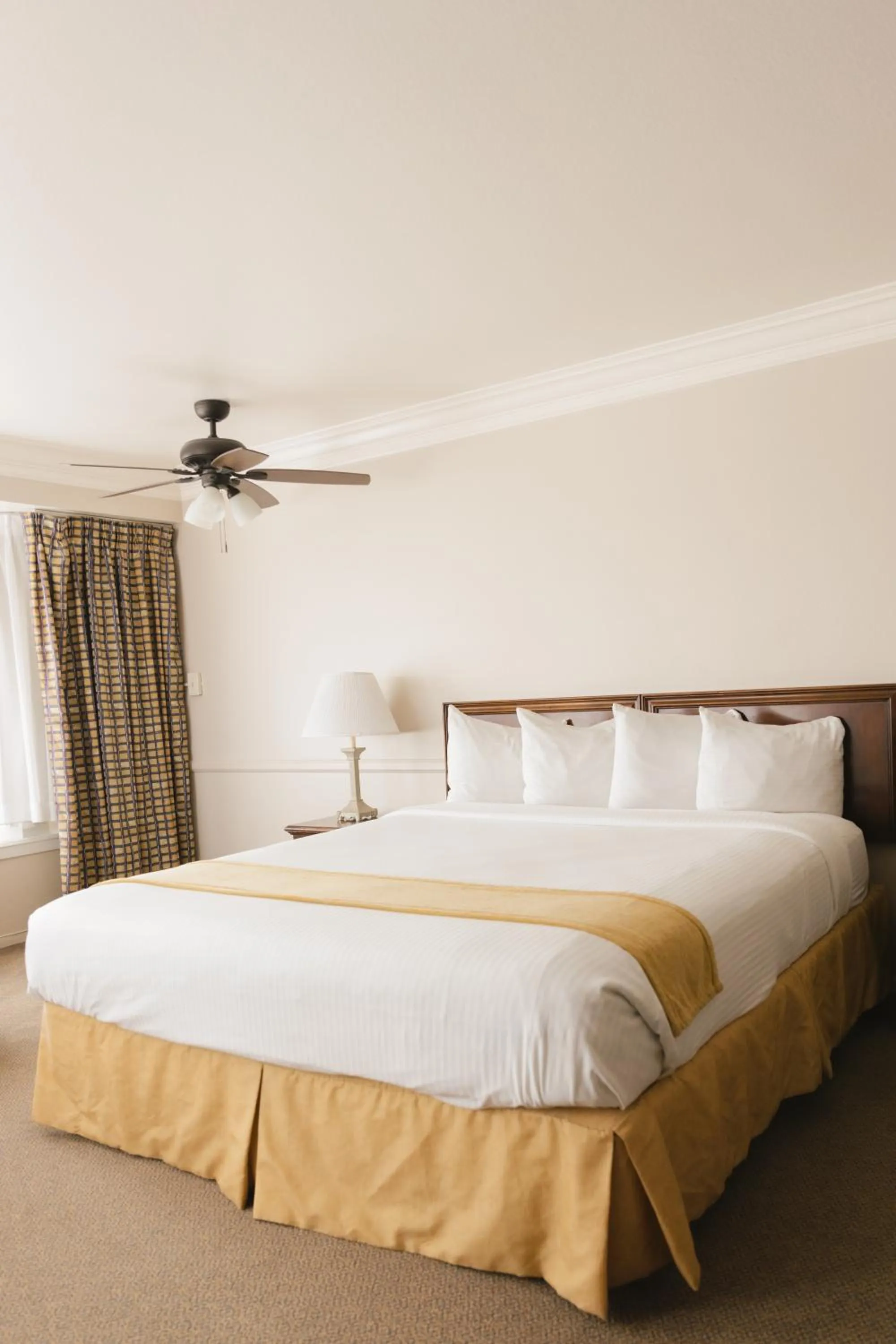 Bed in Historic Santa Maria Inn