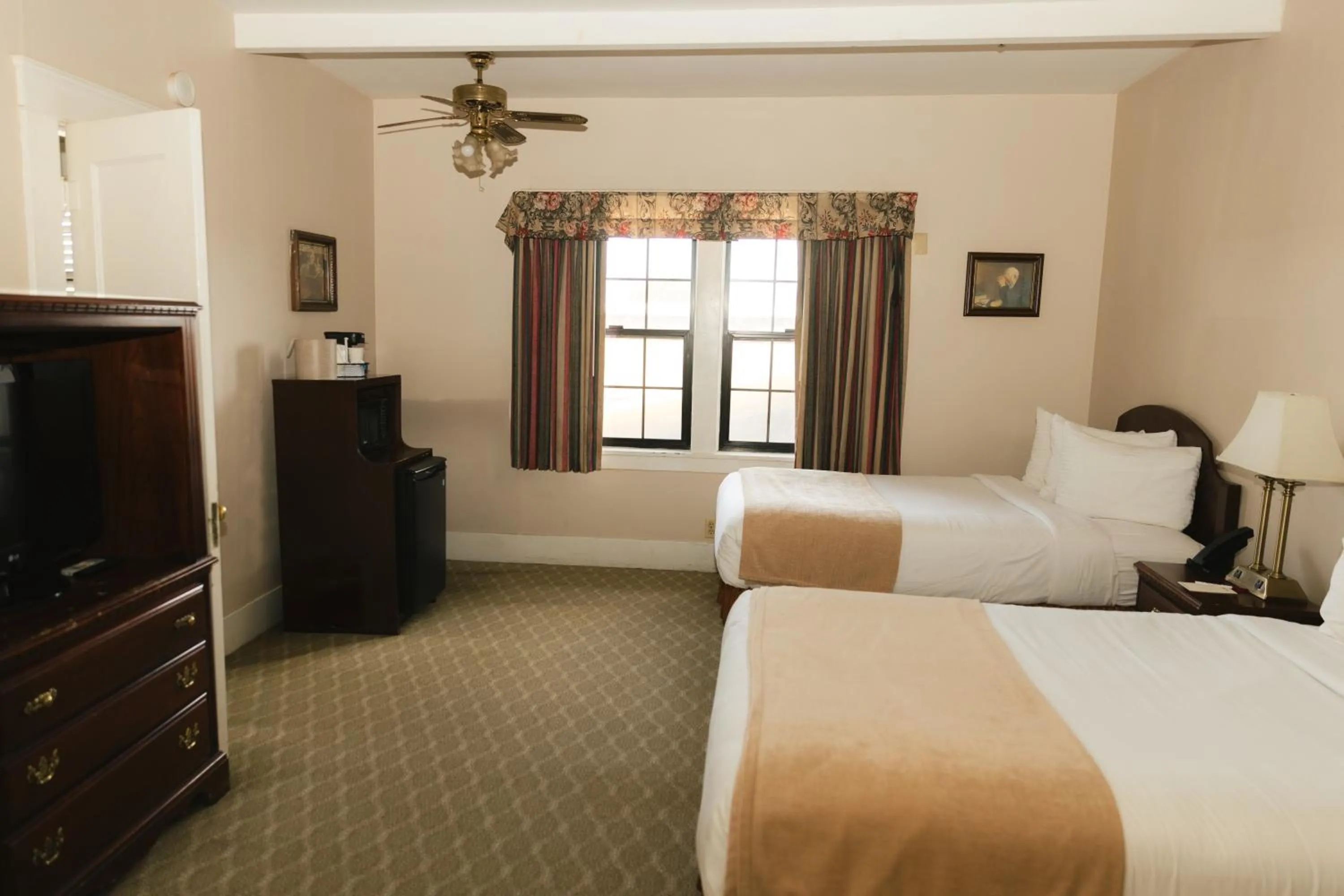 Bed in Historic Santa Maria Inn