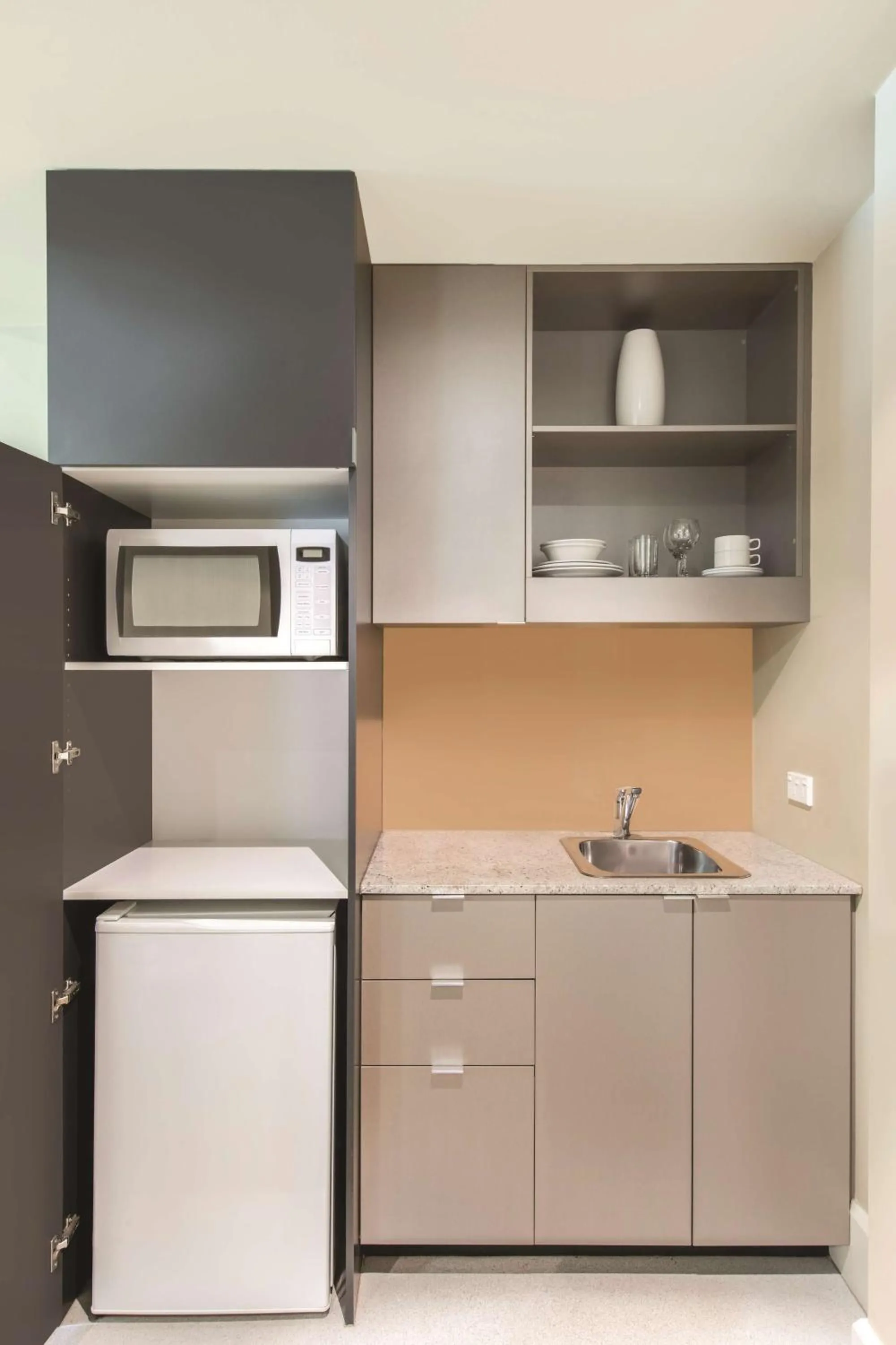 Kitchen or kitchenette in Adina Apartment Hotel Adelaide Treasury