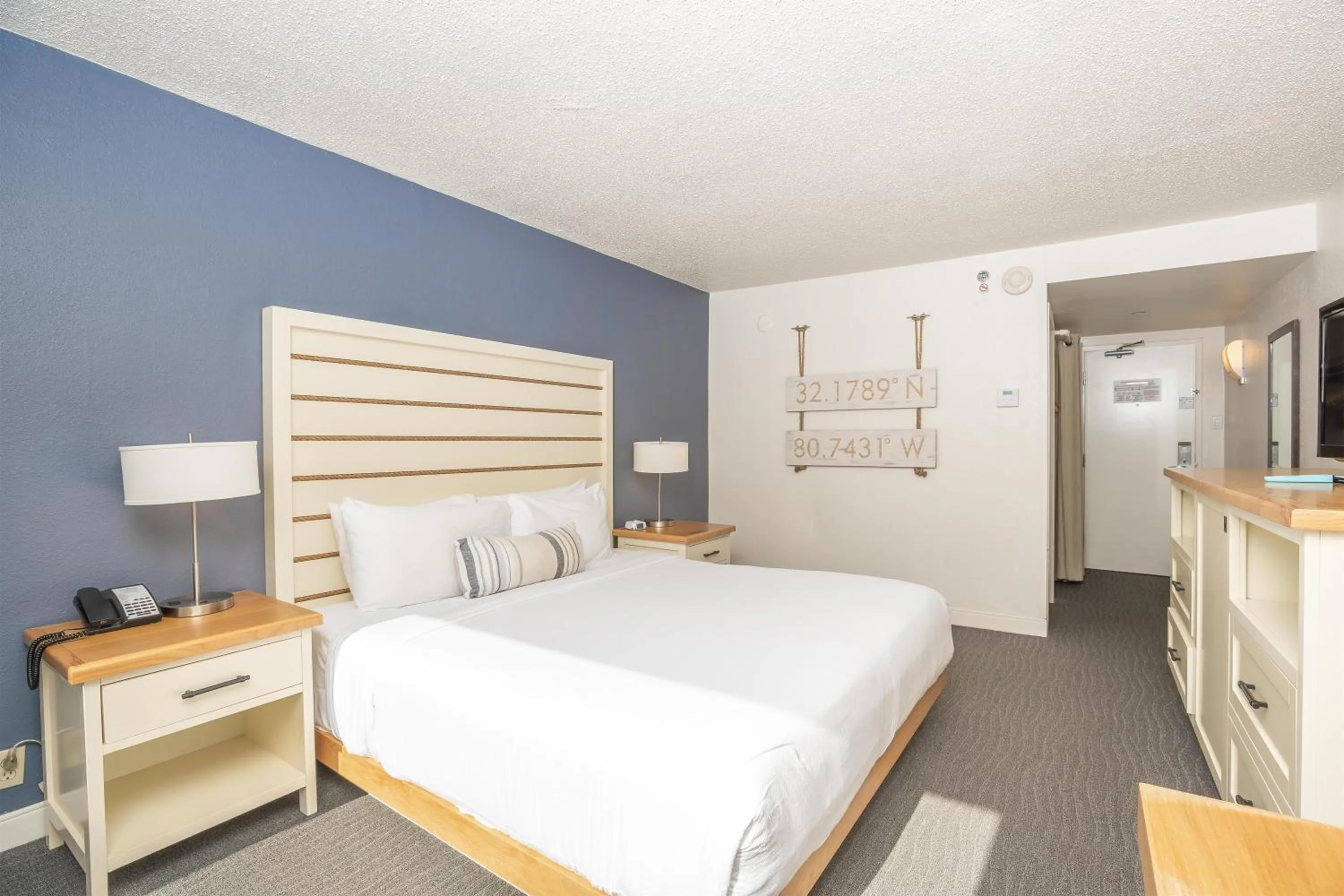 Bedroom, Bed in Beach House Resort Hilton Head Island