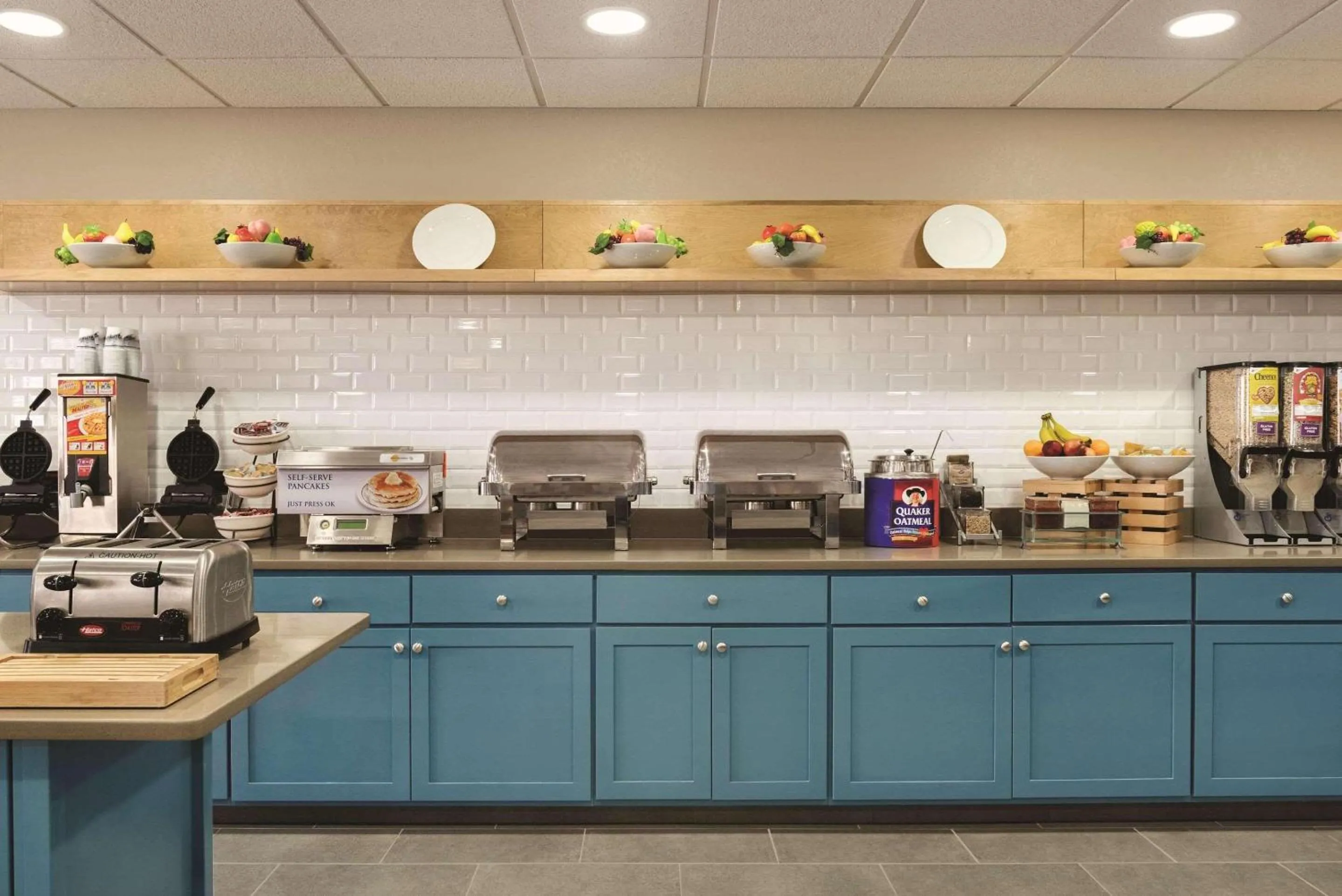 Breakfast in Country Inn & Suites by Radisson, Coralville, IA