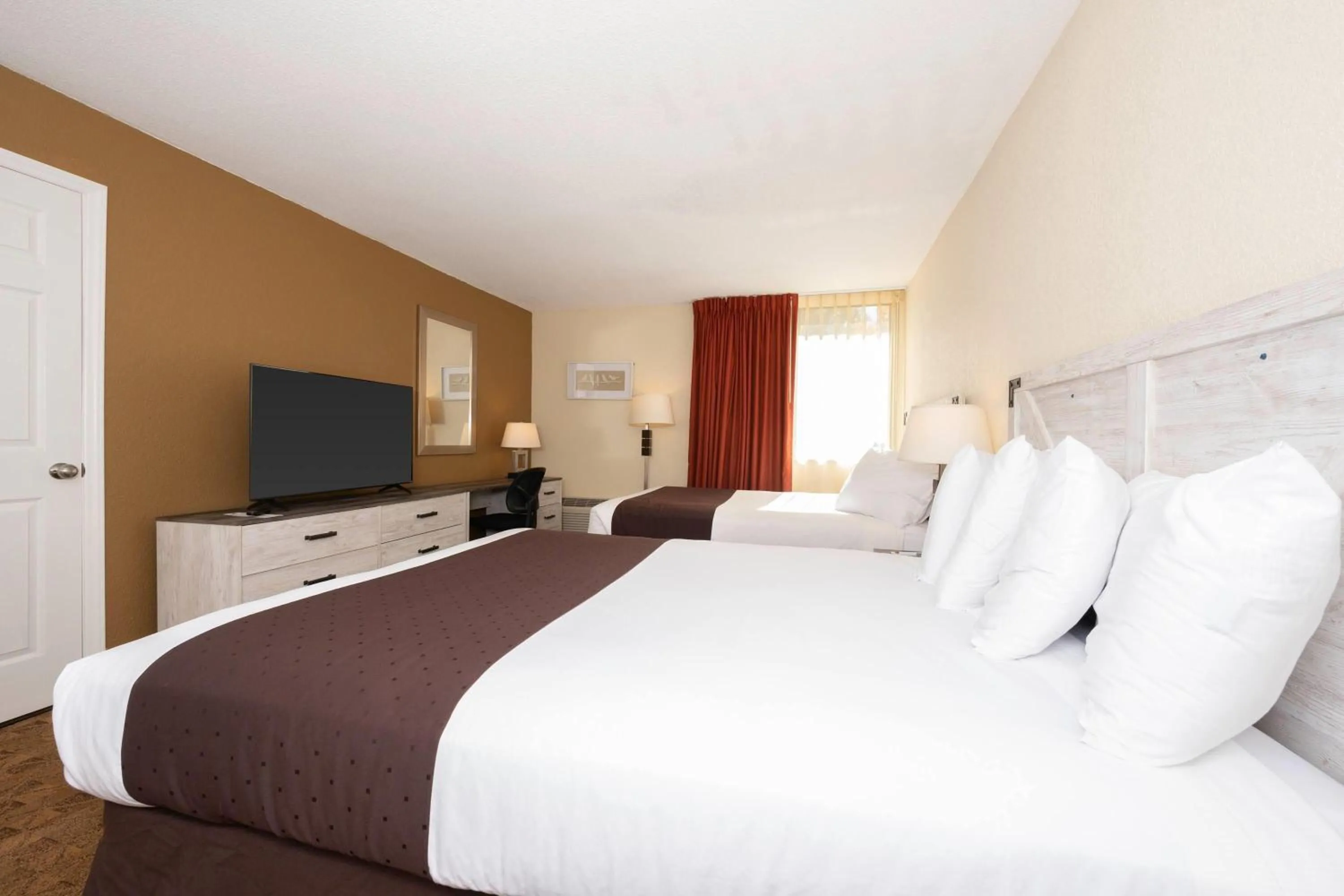 Photo of the whole room, Bed in Village Inn Clemmons-Winston Salem, Trademark by Wyndham