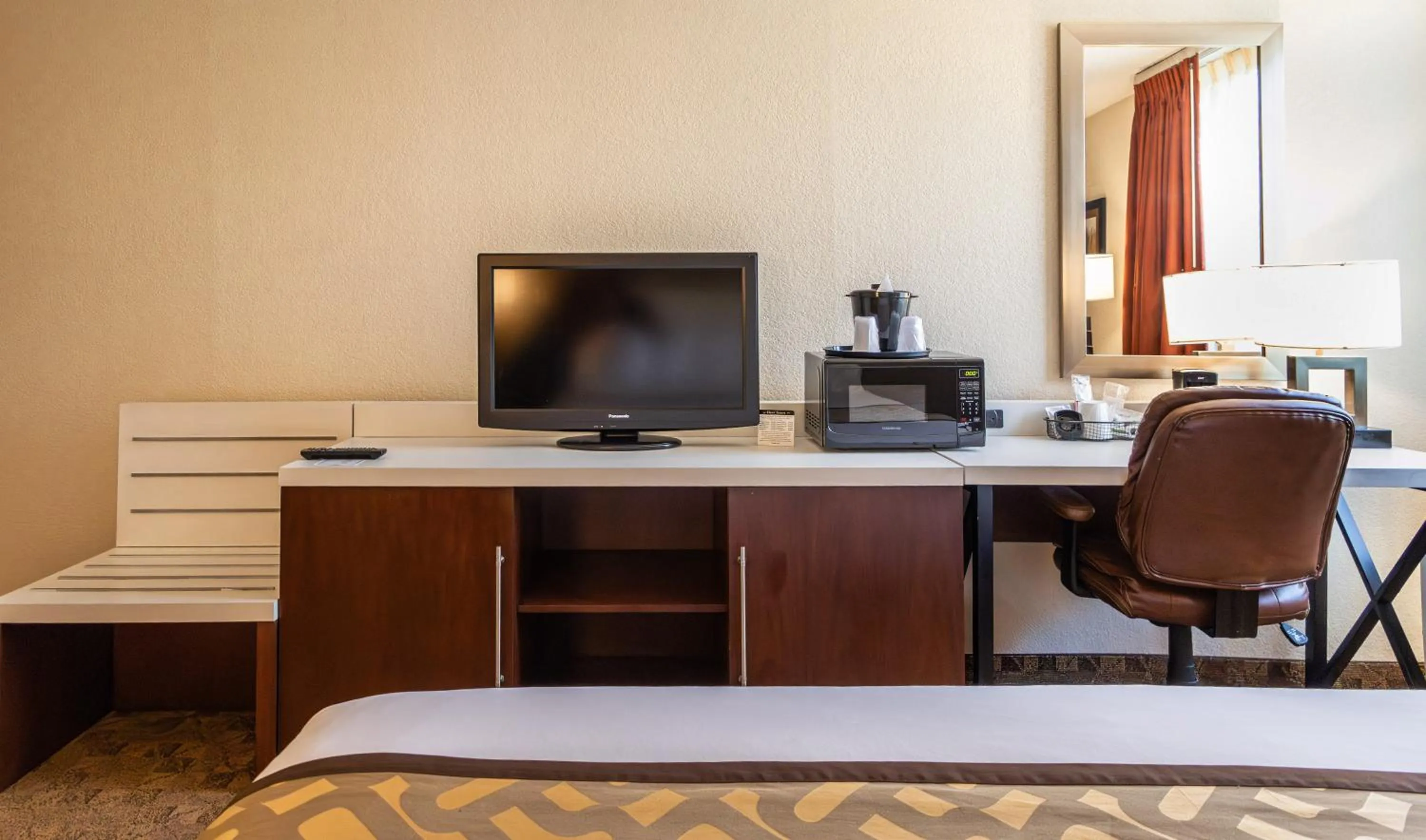 TV and multimedia in Village Inn Clemmons-Winston Salem, Trademark by Wyndham