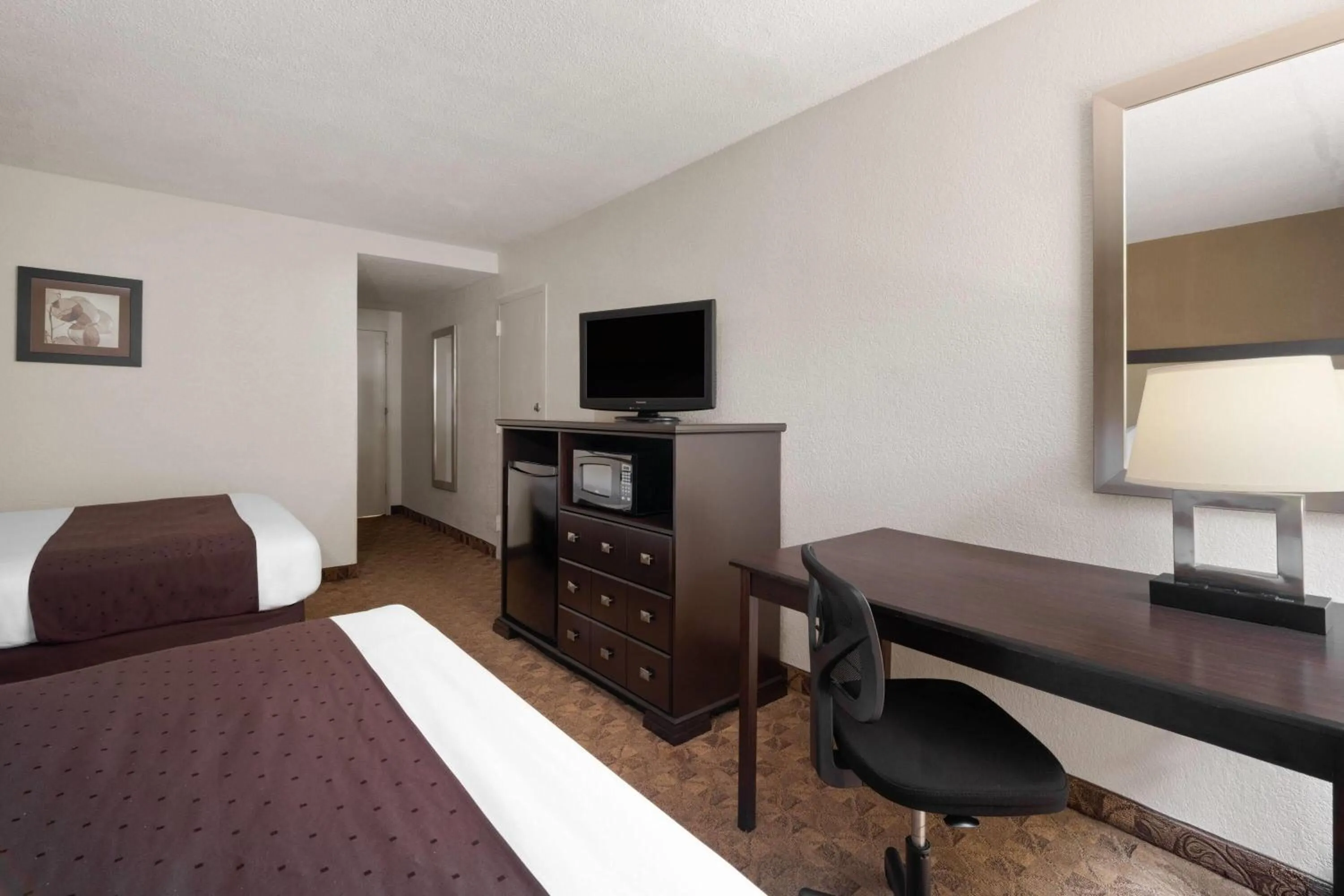 Photo of the whole room, Bed in Village Inn Clemmons-Winston Salem, Trademark by Wyndham