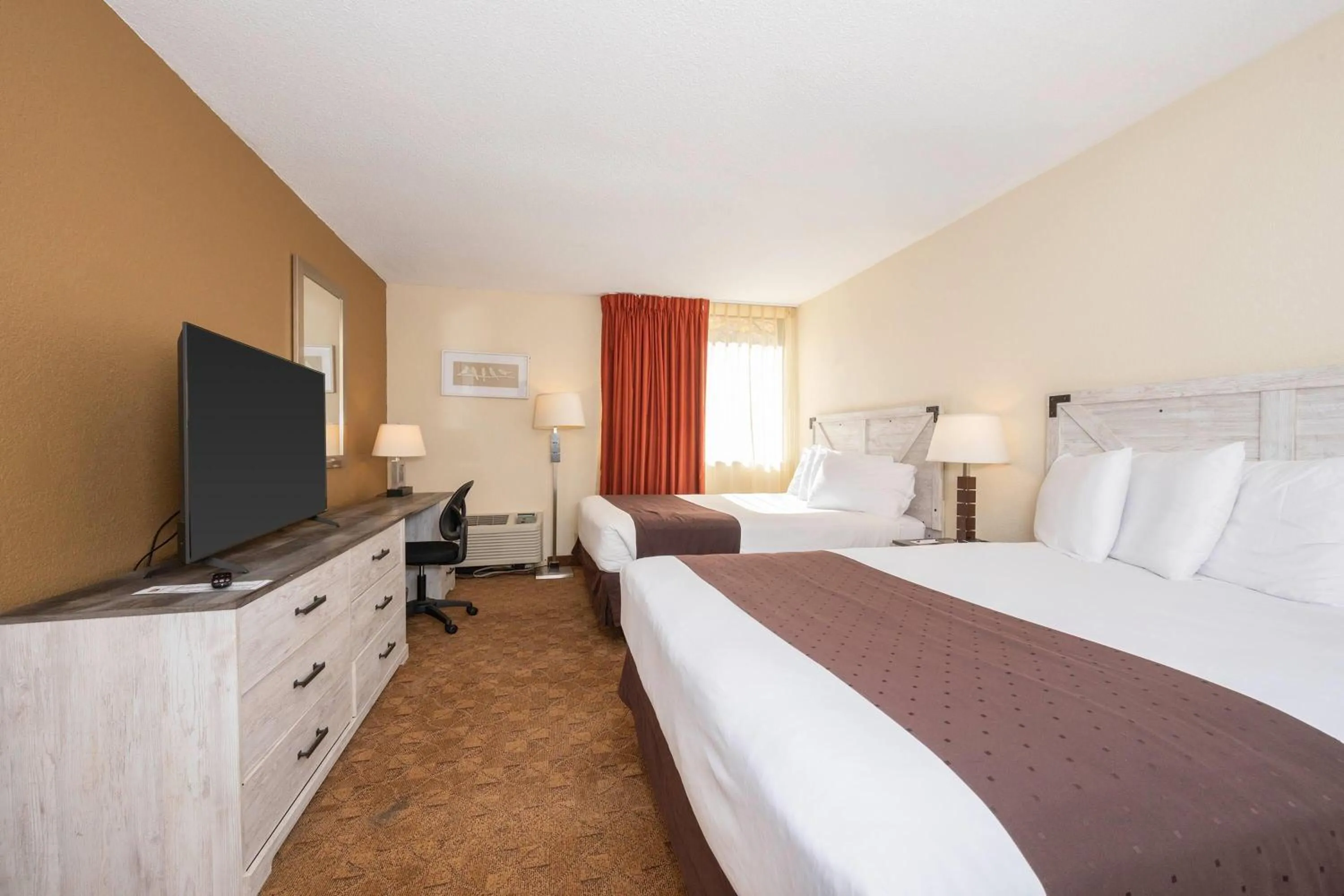 Photo of the whole room, Bed in Village Inn Clemmons-Winston Salem, Trademark by Wyndham