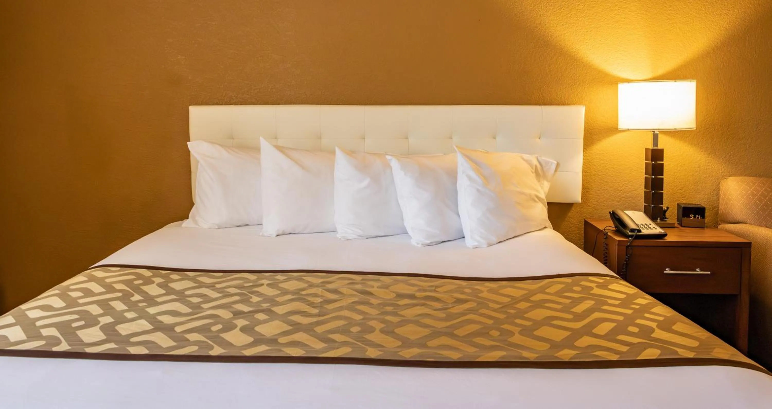 Bed in Village Inn Clemmons-Winston Salem, Trademark by Wyndham