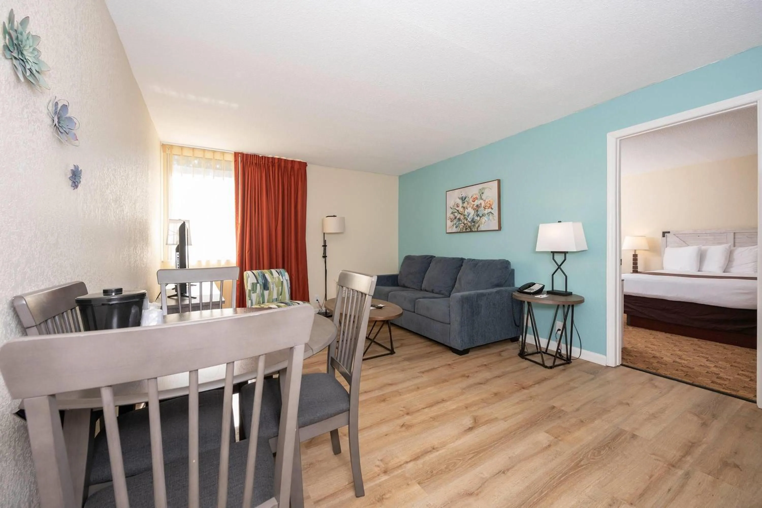 Photo of the whole room, Bed in Village Inn Clemmons-Winston Salem, Trademark by Wyndham