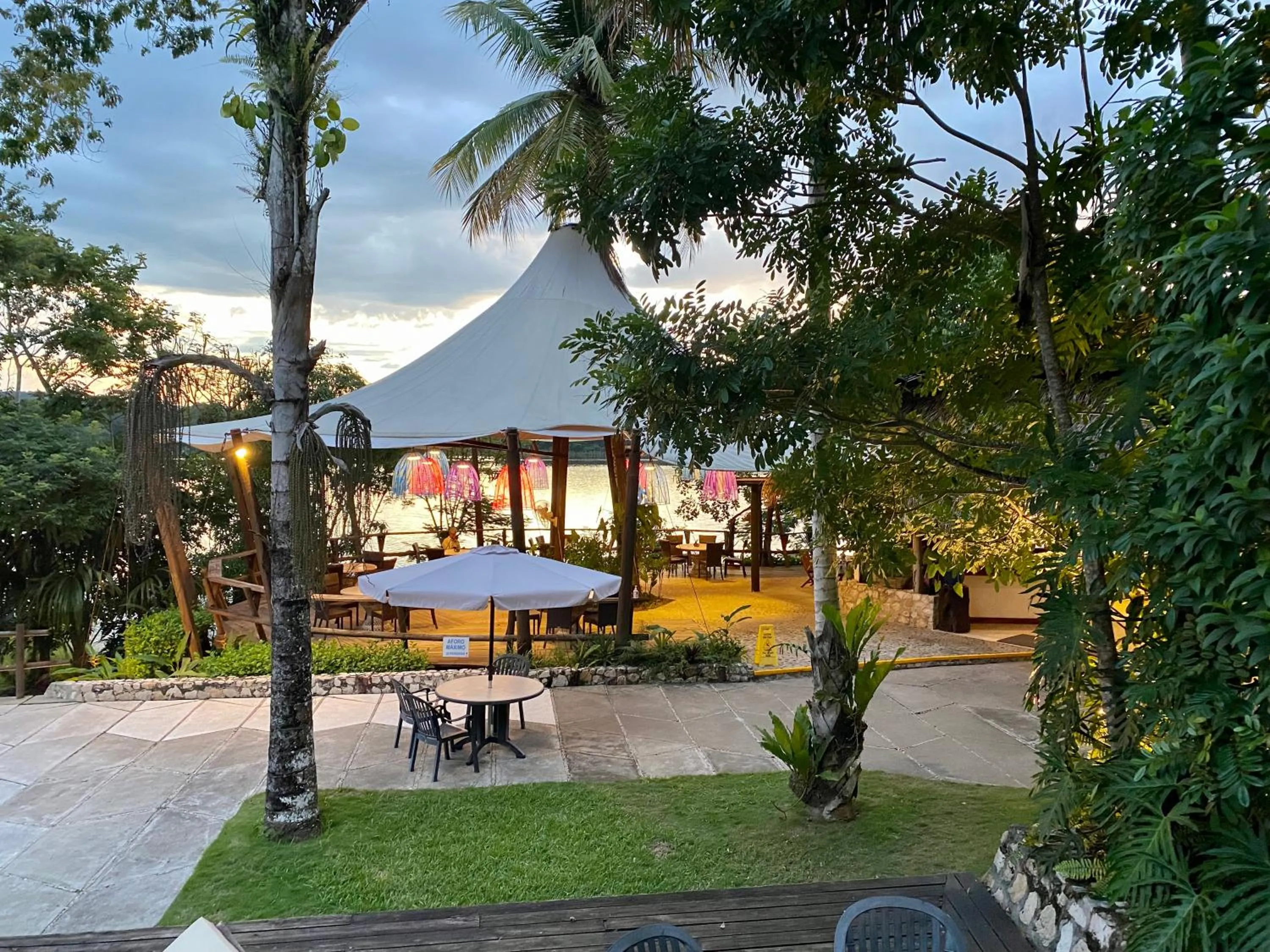 Restaurant/places to eat in Villa Maya