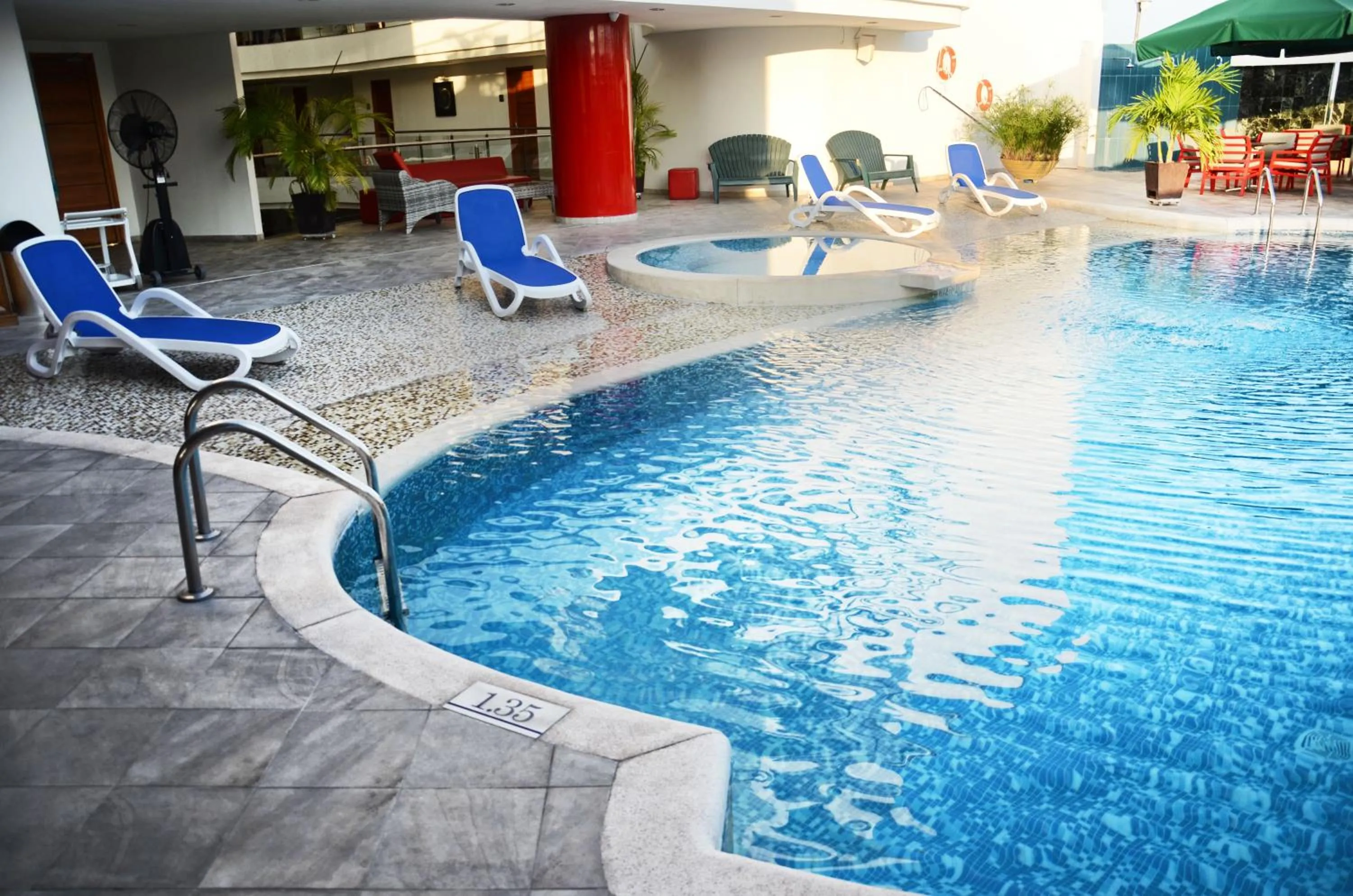 Swimming pool in Hotel Atrium Plaza