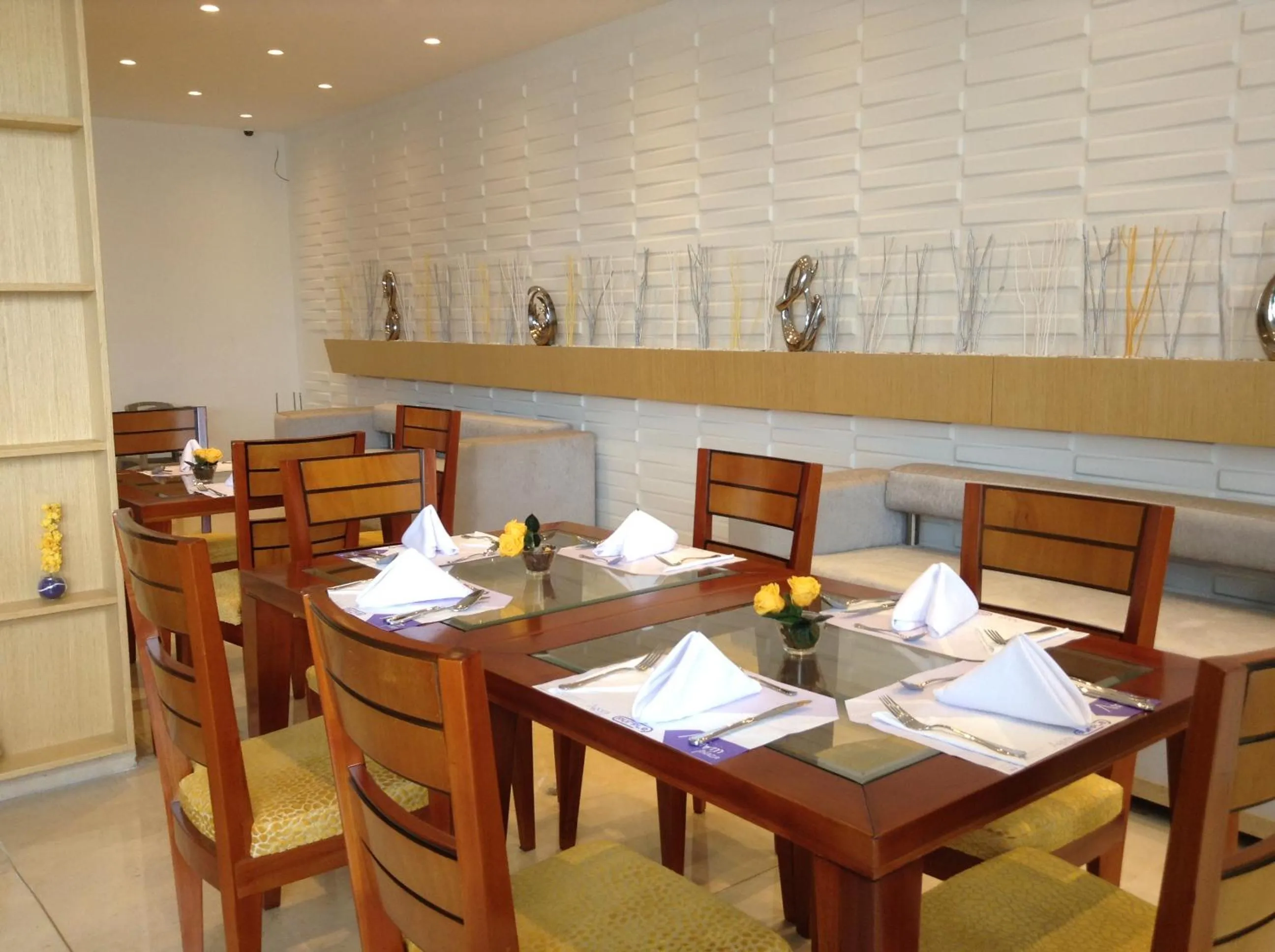 Restaurant/places to eat in Hotel Atrium Plaza