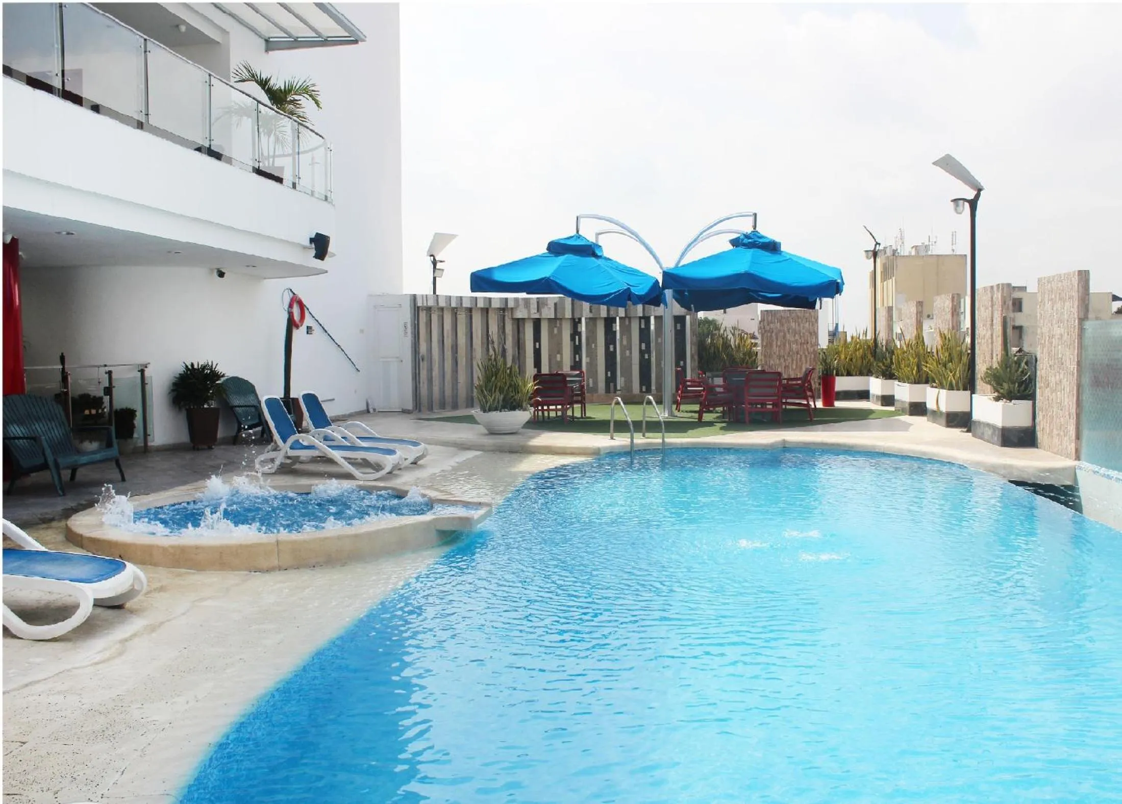 Swimming pool in Hotel Atrium Plaza