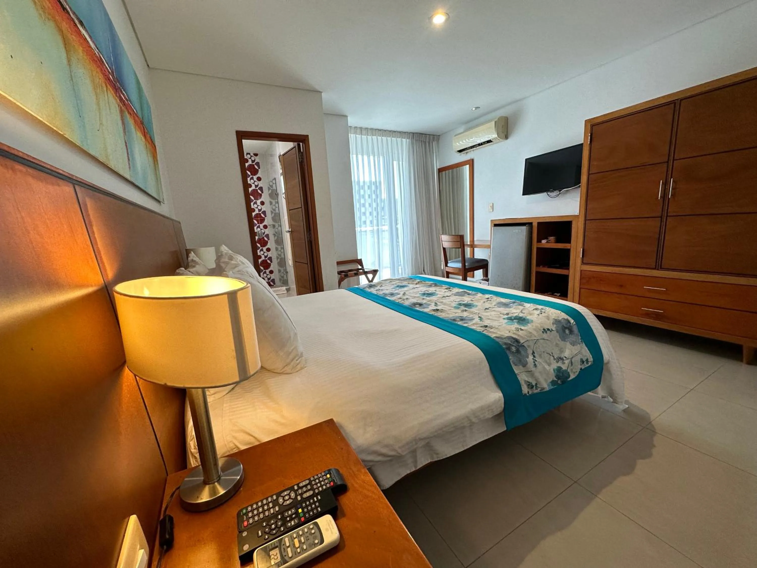 Quiet street view, Bed in Hotel Atrium Plaza