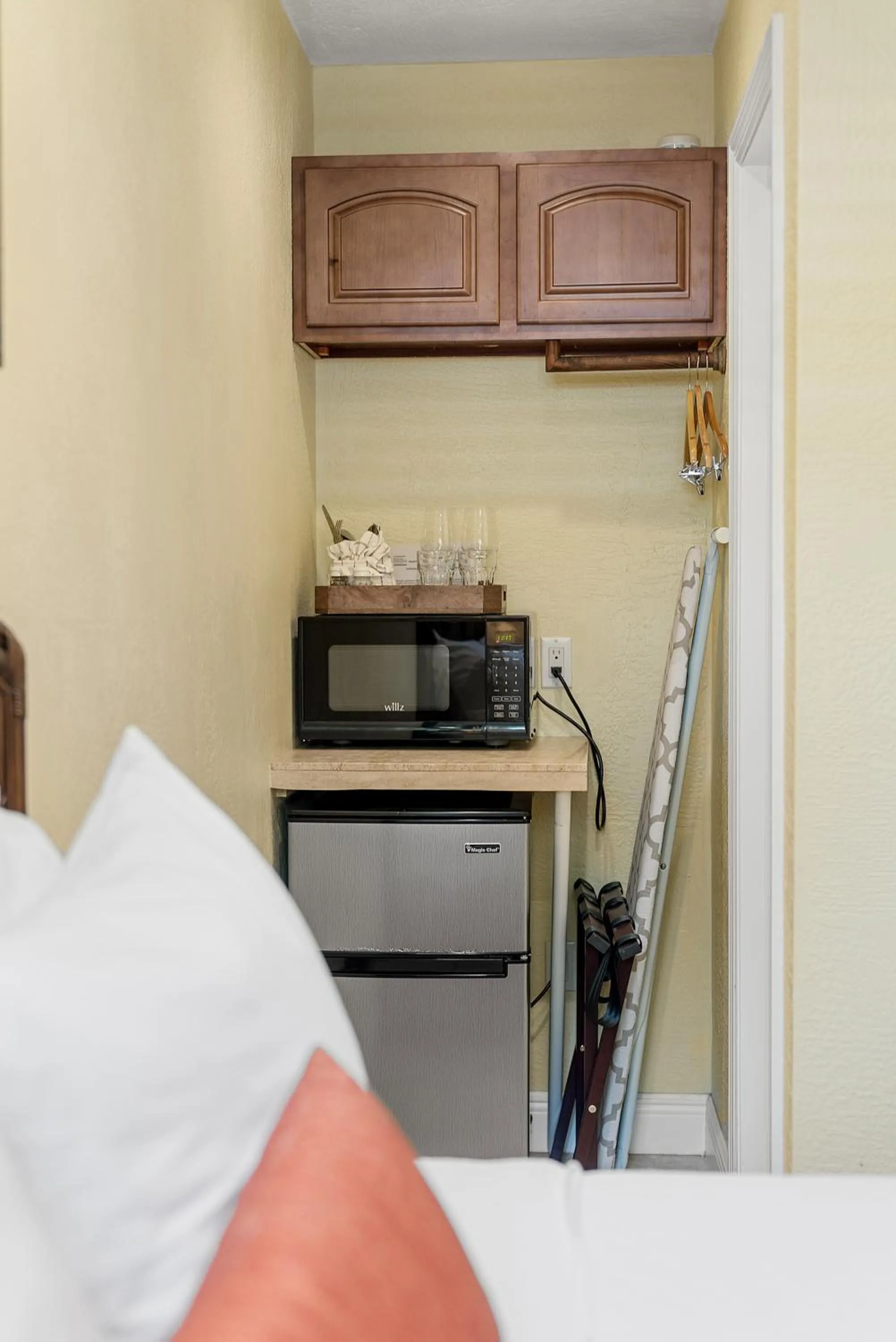 Kitchen or kitchenette, Bed in Bay Harbor Lodge