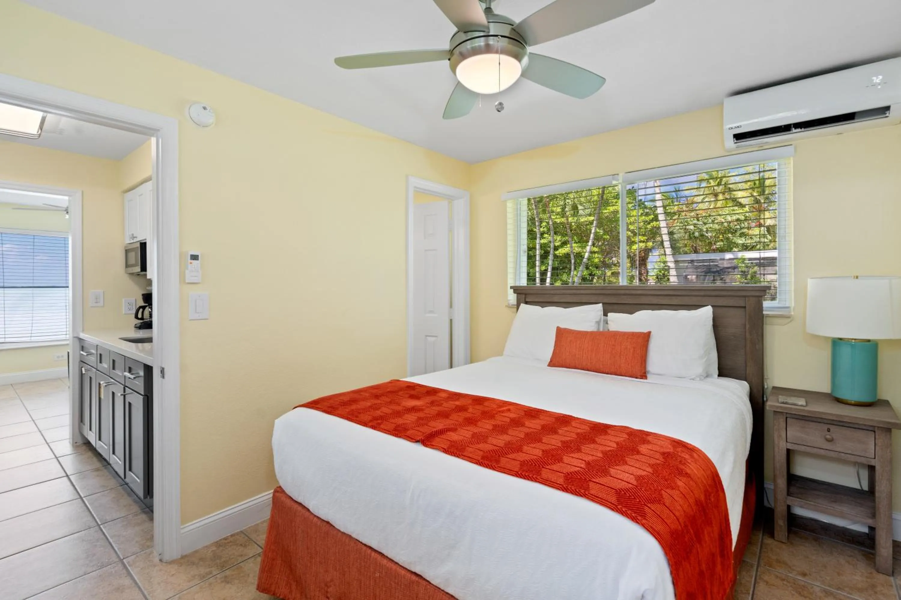 Bedroom, Bed in Bay Harbor Lodge