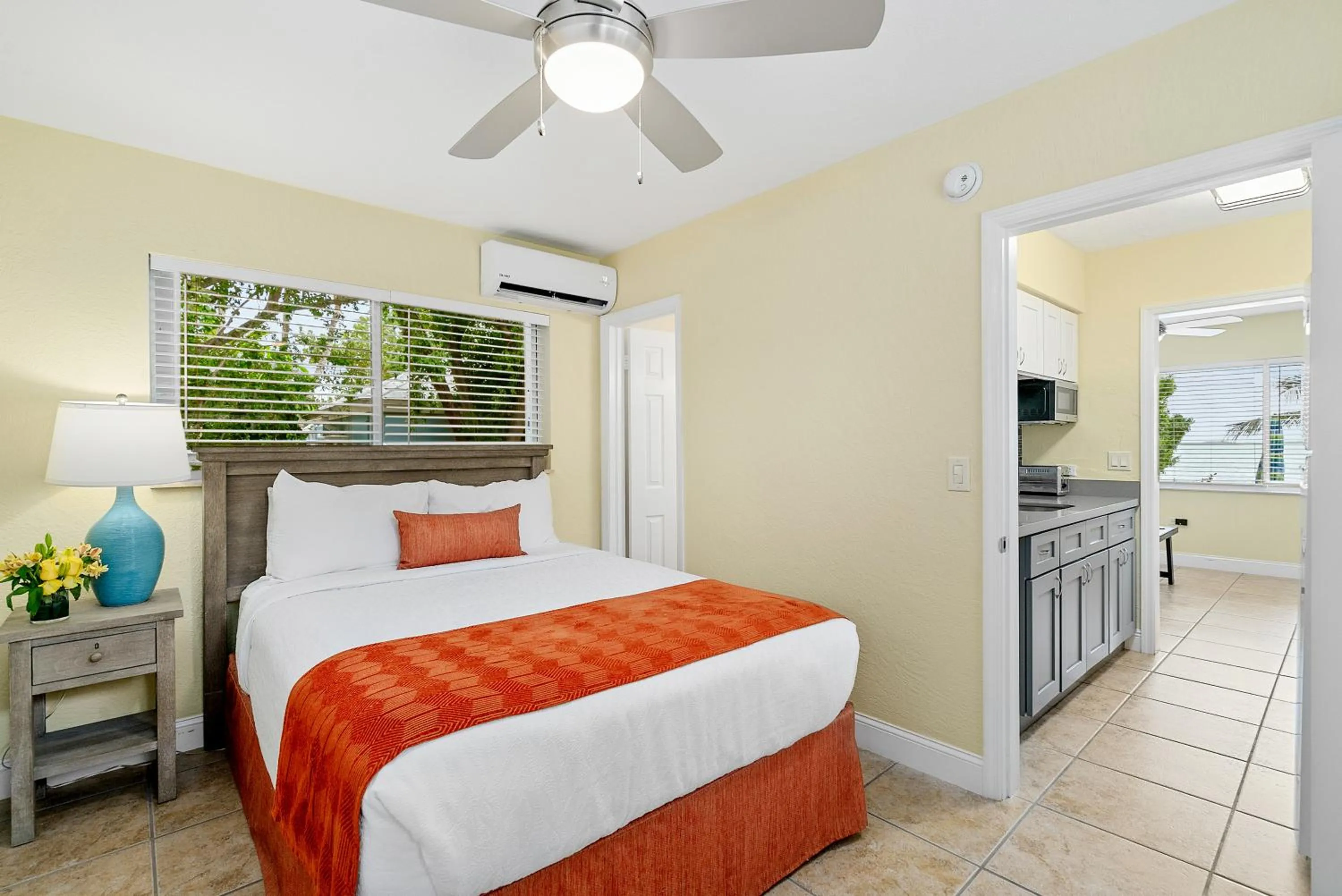Bedroom, Bed in Bay Harbor Lodge