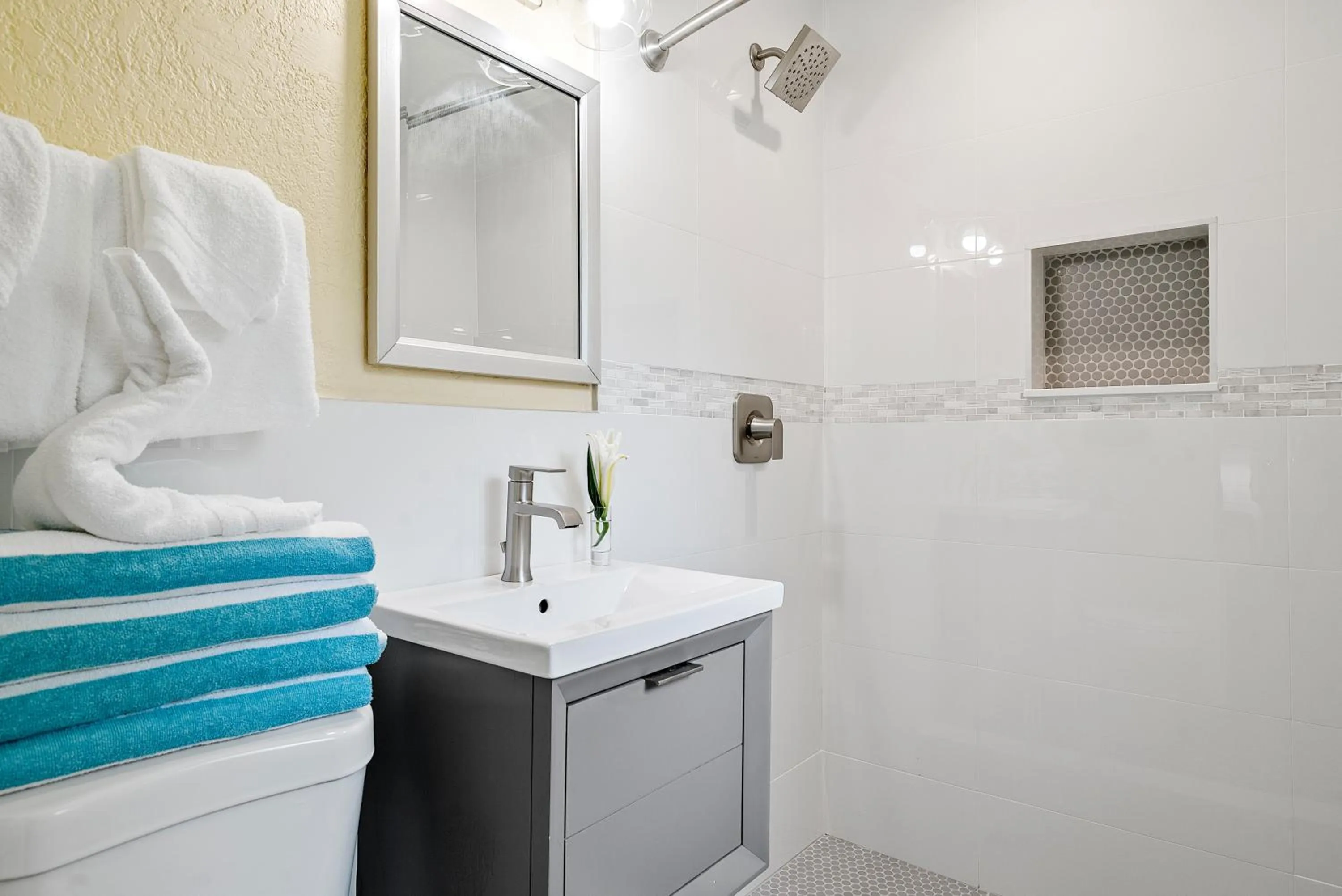 Bathroom, Bed in Bay Harbor Lodge