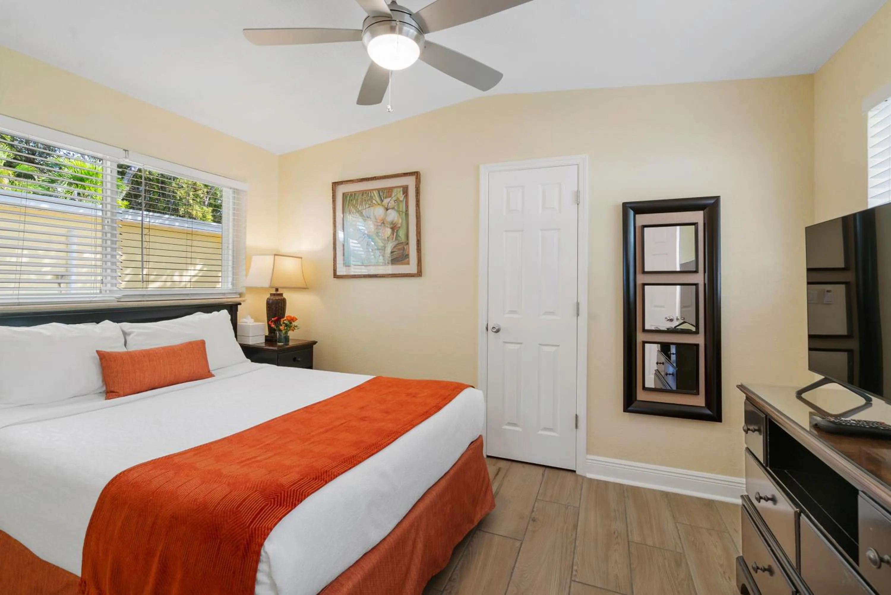 Bedroom, Bed in Bay Harbor Lodge