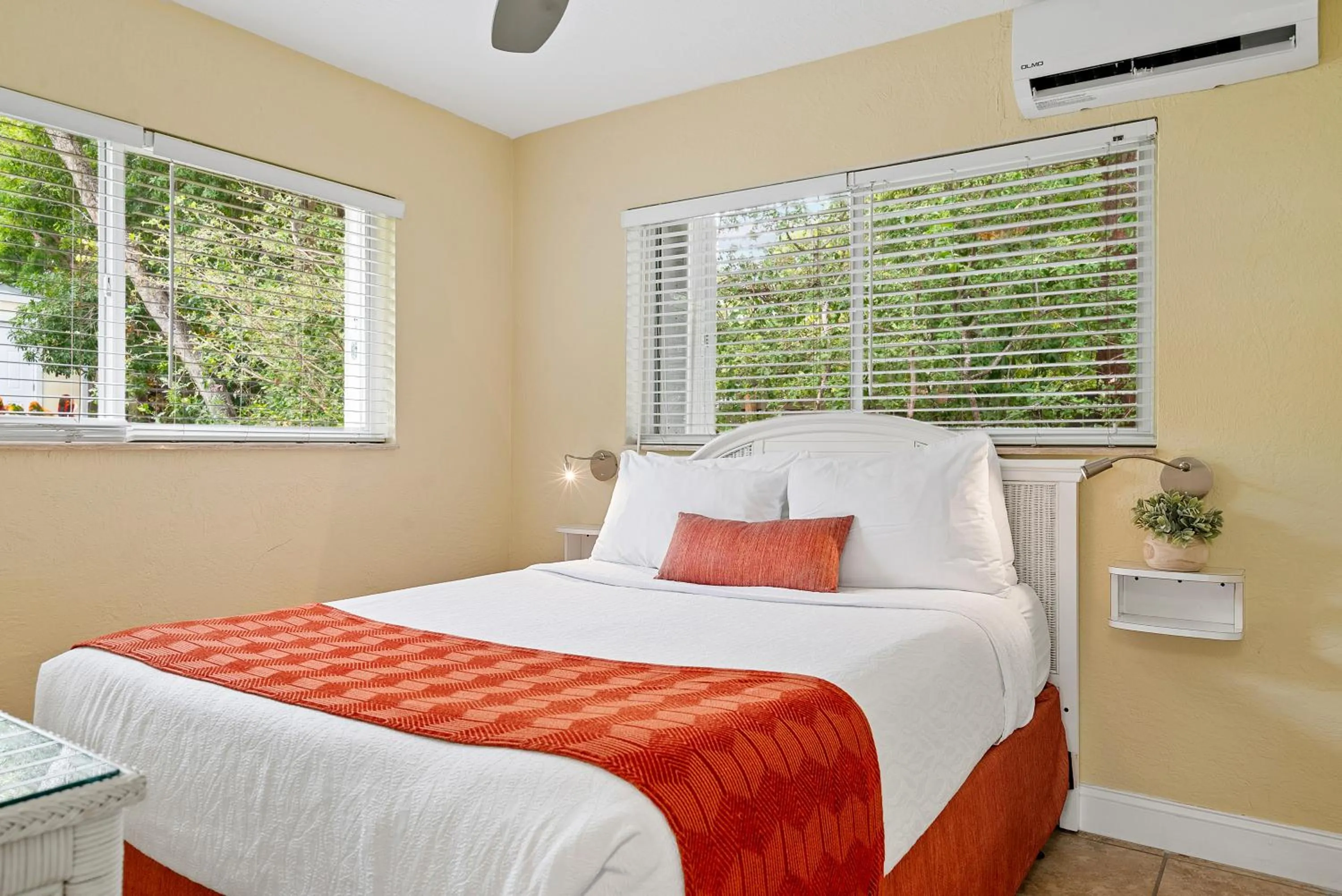 Bedroom, Bed in Bay Harbor Lodge