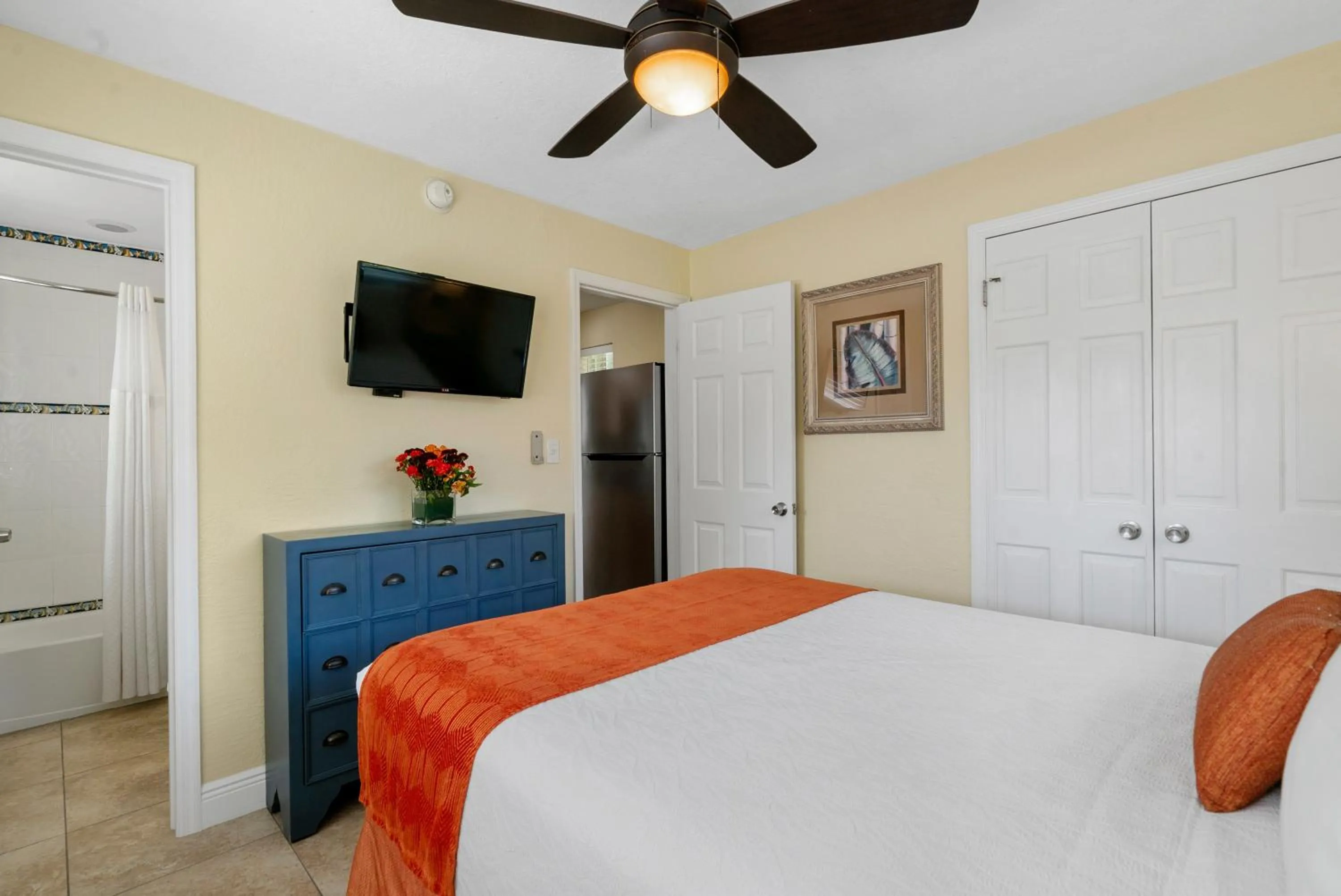 Bedroom, Bed in Bay Harbor Lodge