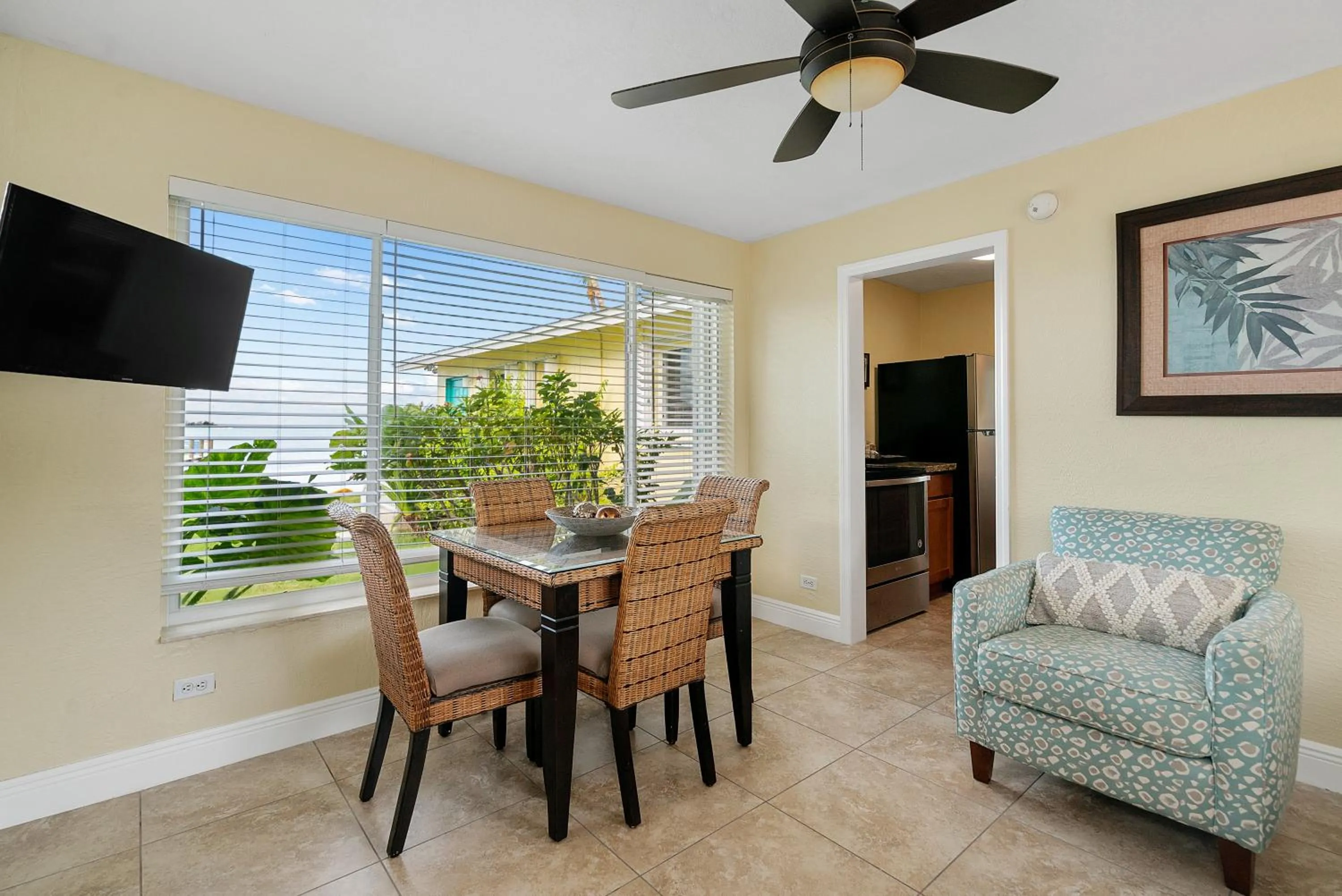 Dining area in Bay Harbor Lodge