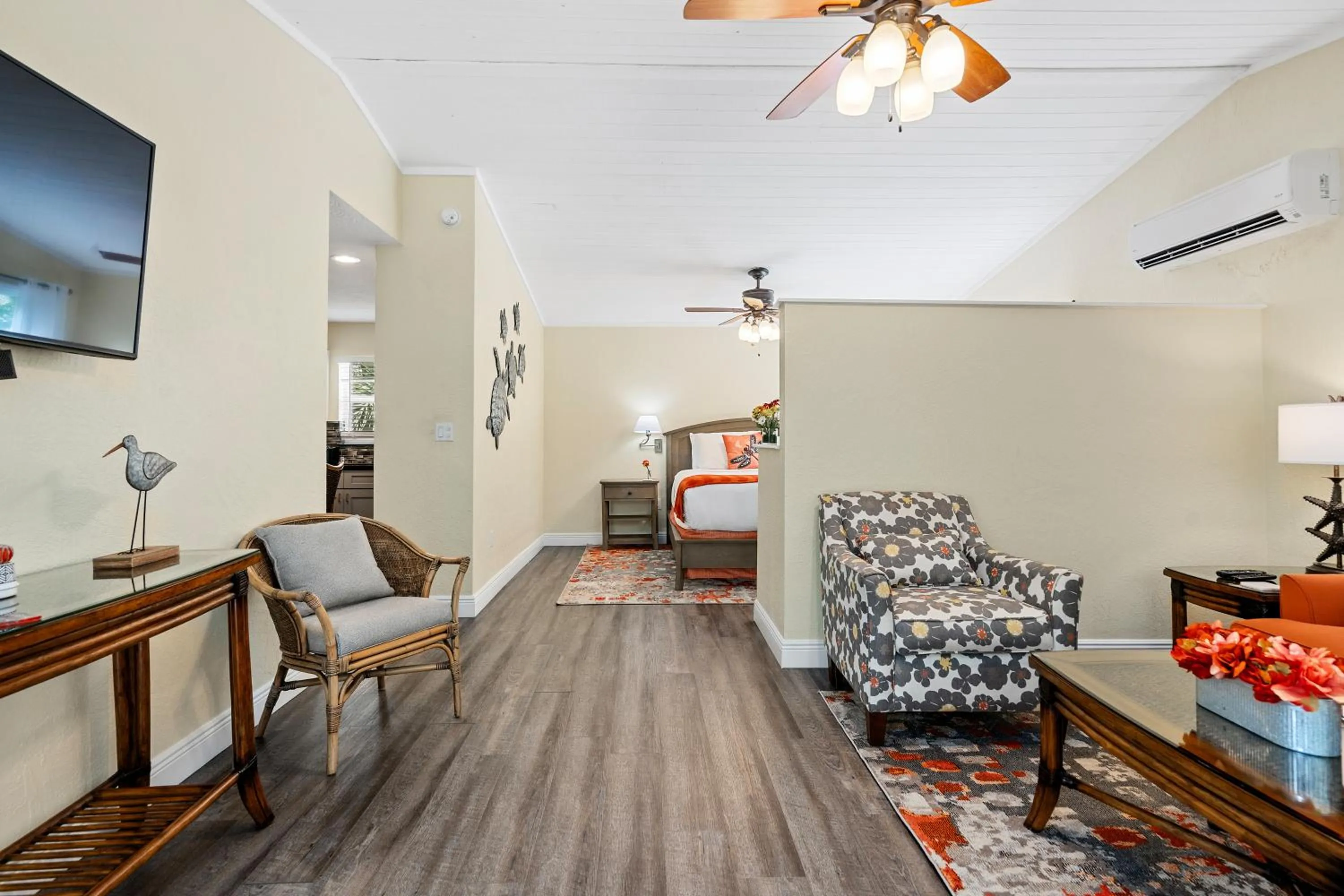 Living room, Bed in Bay Harbor Lodge