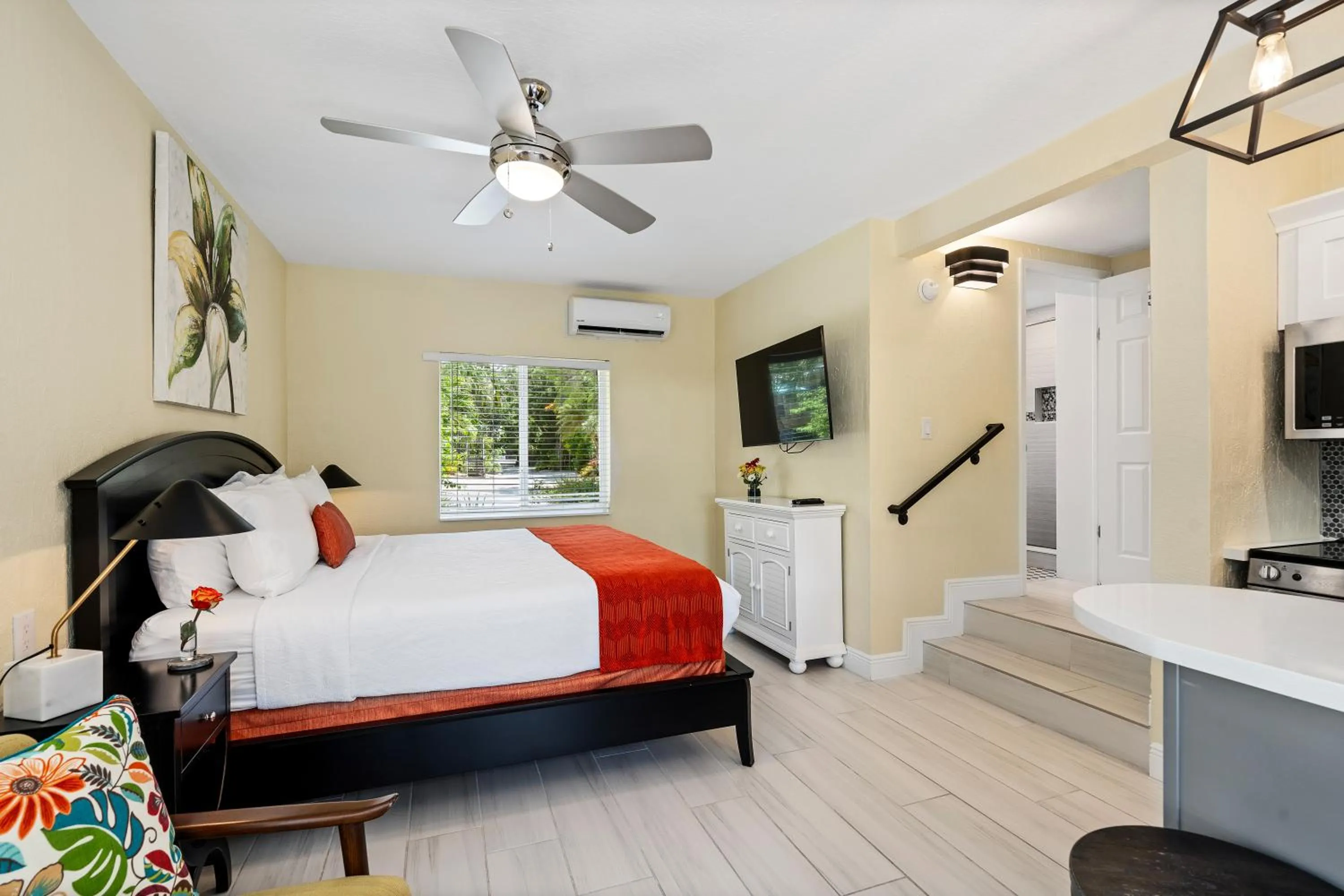 Bedroom, Bed in Bay Harbor Lodge