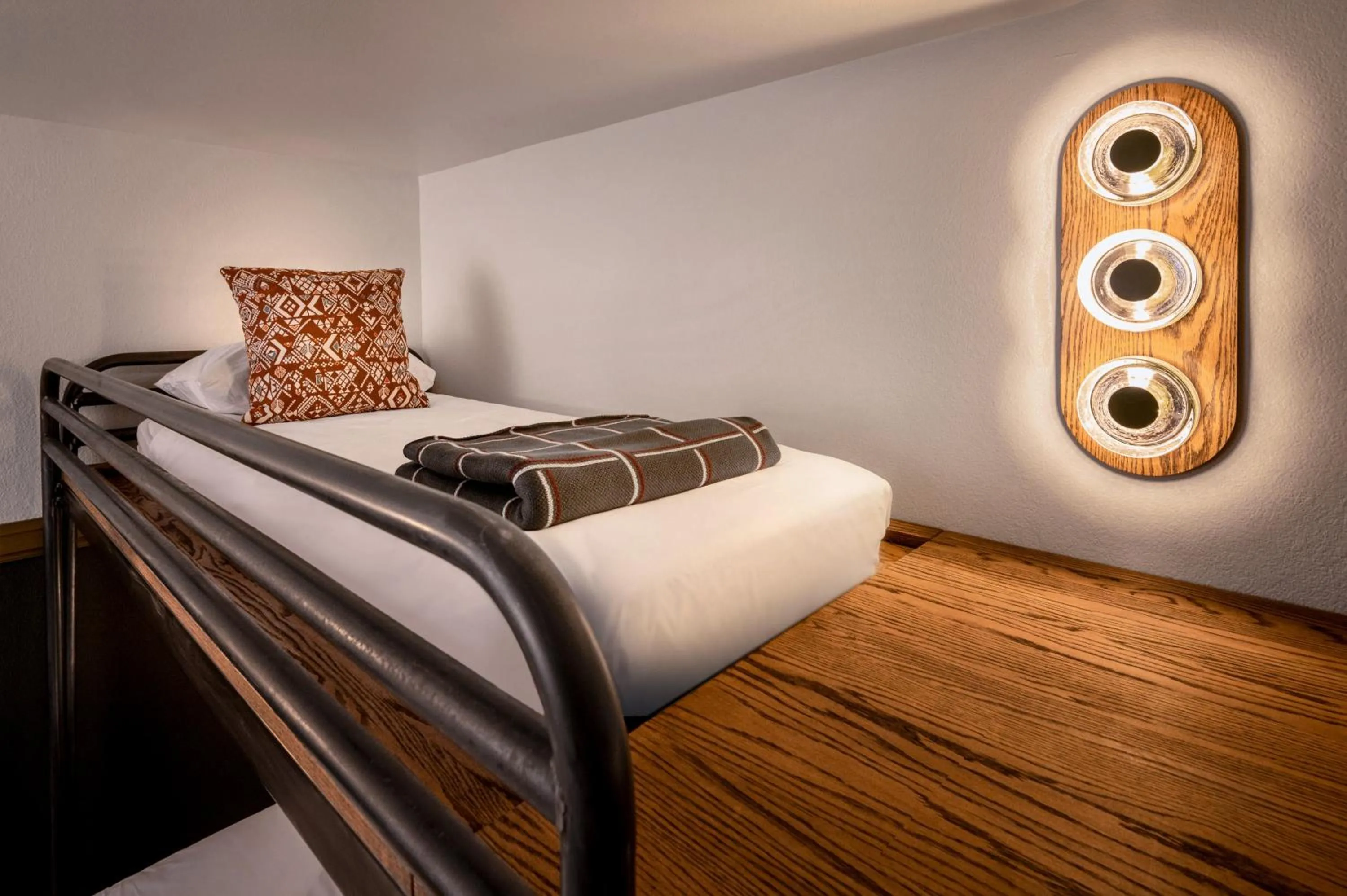 Photo of the whole room, Bed in The Ozarker Lodge