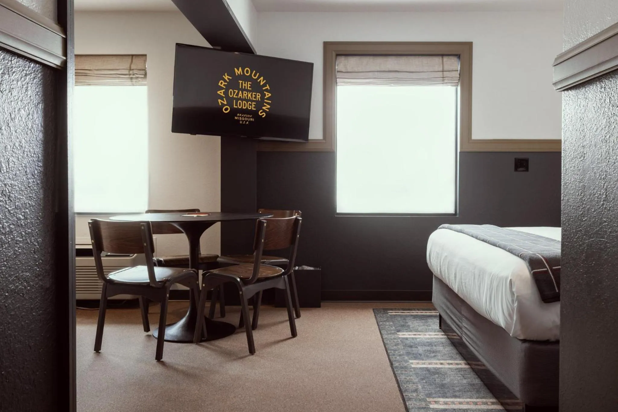 Photo of the whole room, Bed in The Ozarker Lodge