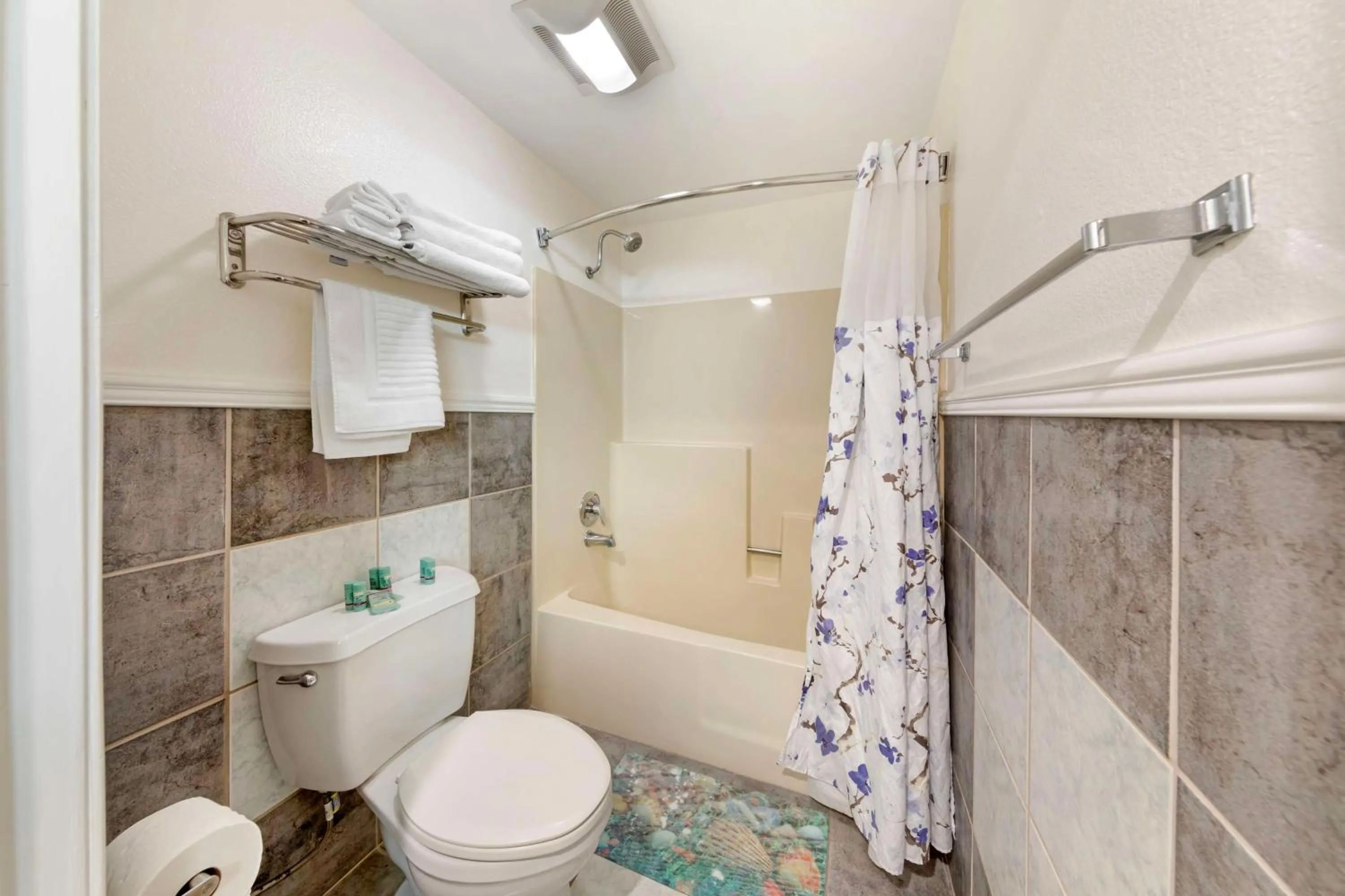 Bathroom in Best Western Harbour Inn & Suites Huntington - Sunset Beach