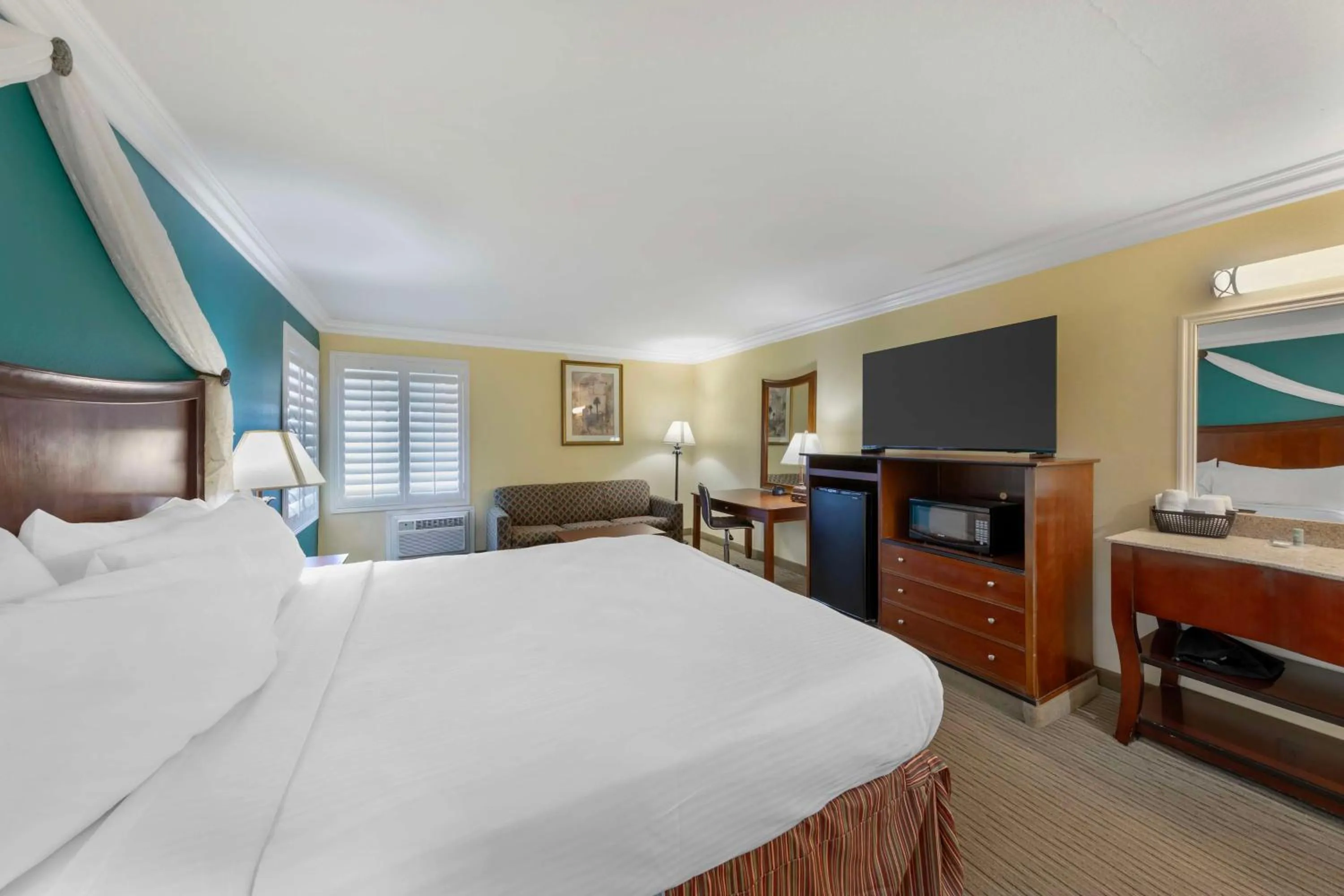 Bedroom, Bed in Best Western Harbour Inn & Suites Huntington - Sunset Beach