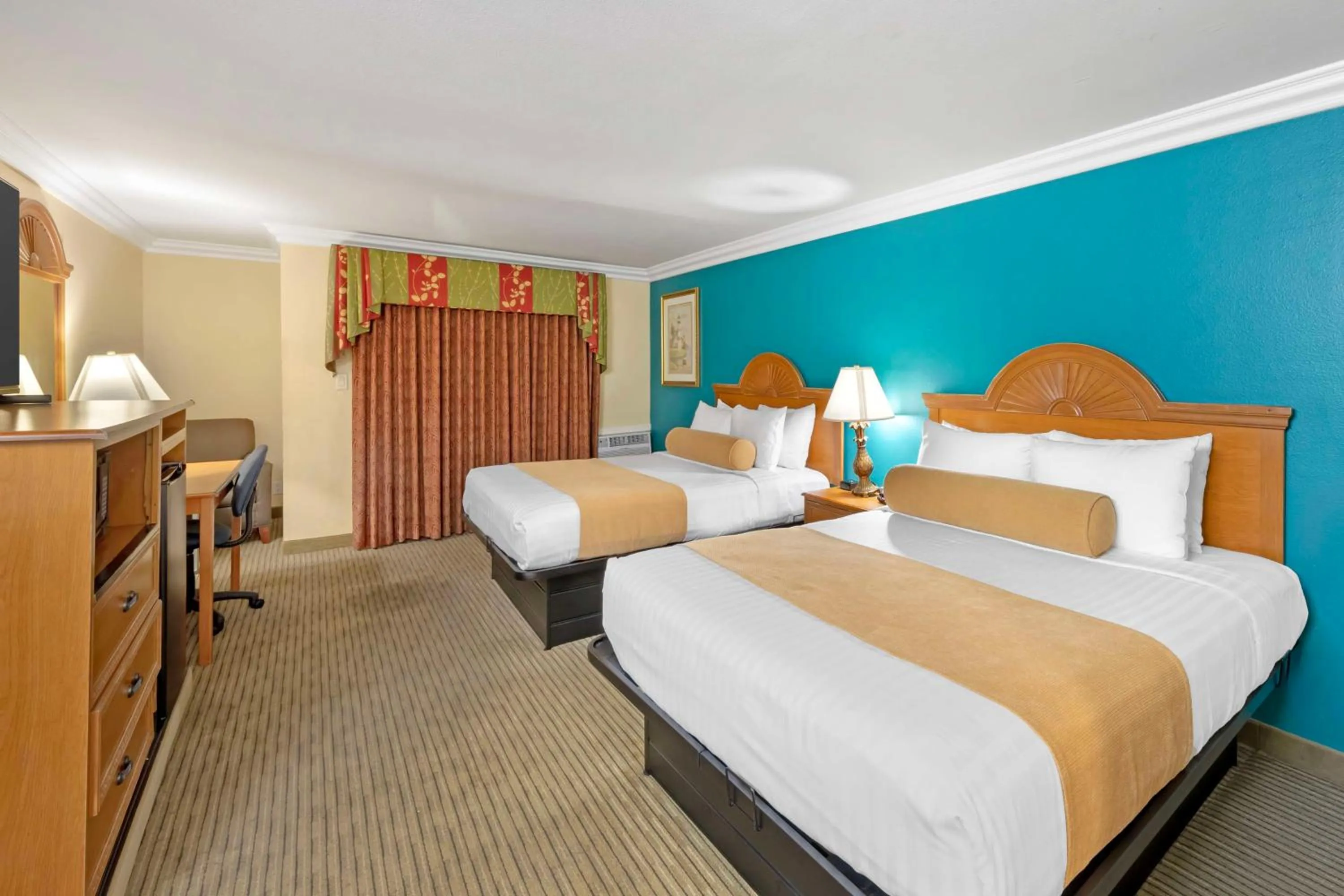 Bedroom, Bed in Best Western Harbour Inn & Suites Huntington - Sunset Beach