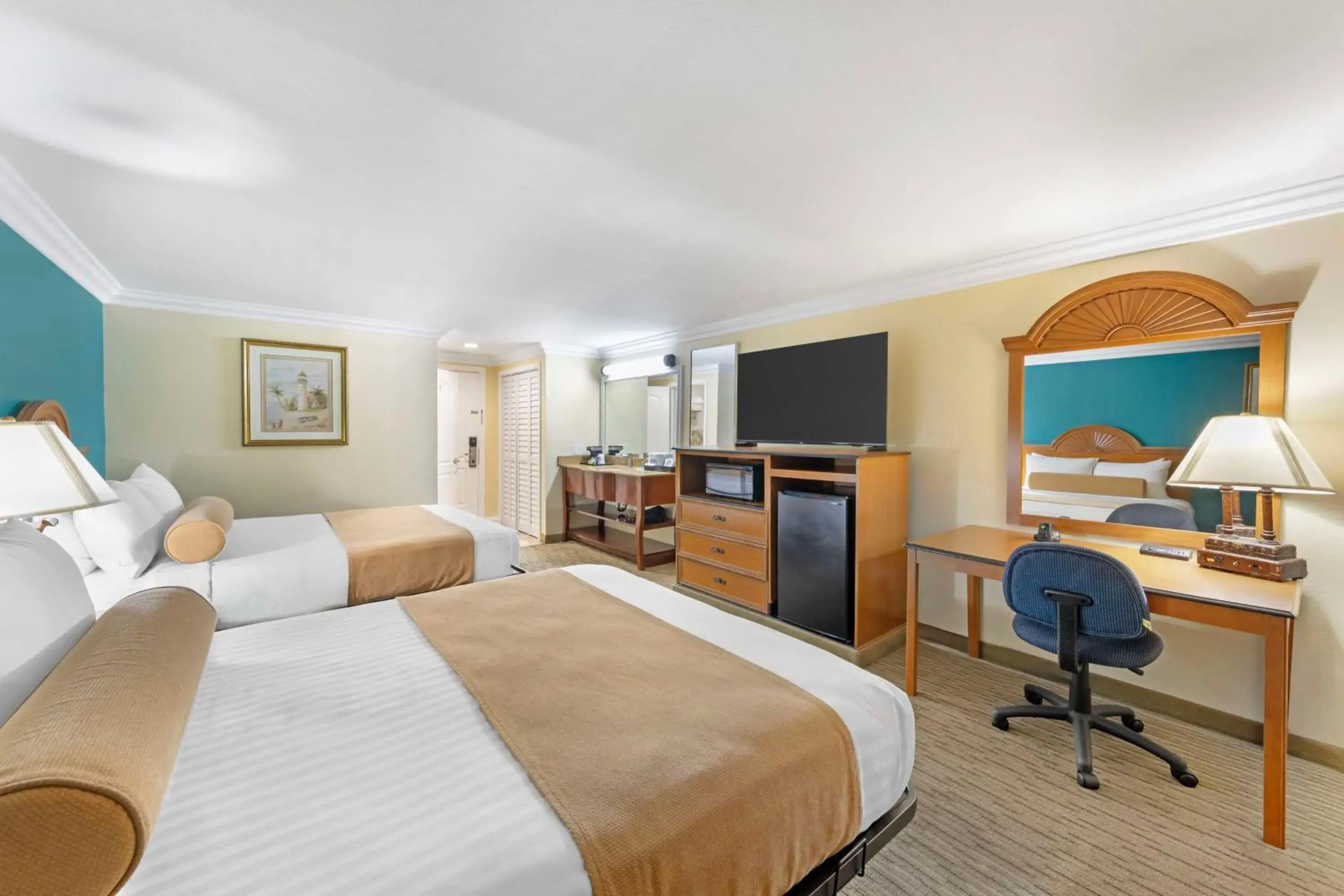 Queen Room with Two Queen Beds with Balcony in Best Western Harbour Inn & Suites Huntington - Sunset Beach Queen Room with Two Queen Beds with Balcony in Best Western Harbour Inn & Suites Huntington - Sunset Beach