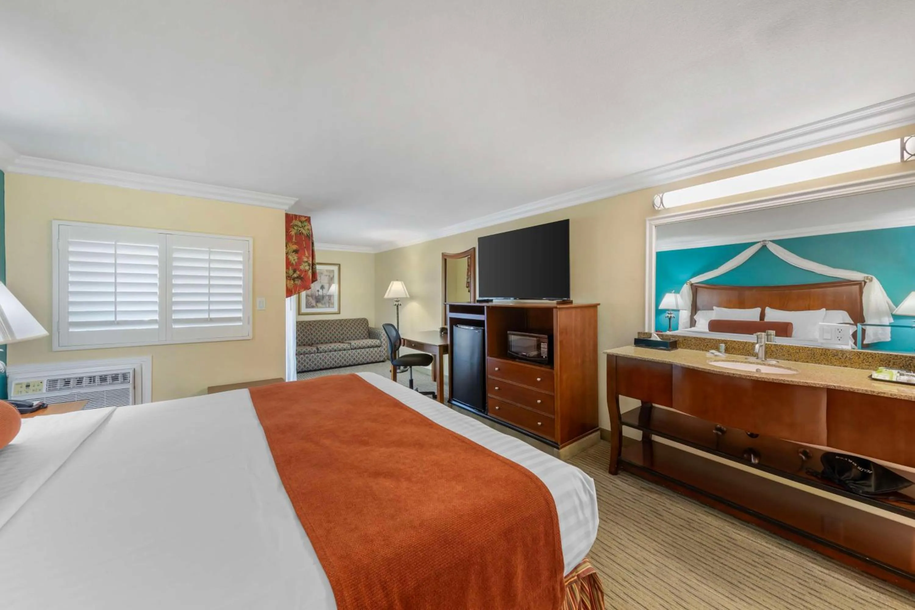 Photo of the whole room, Bed in Best Western Harbour Inn & Suites Huntington - Sunset Beach