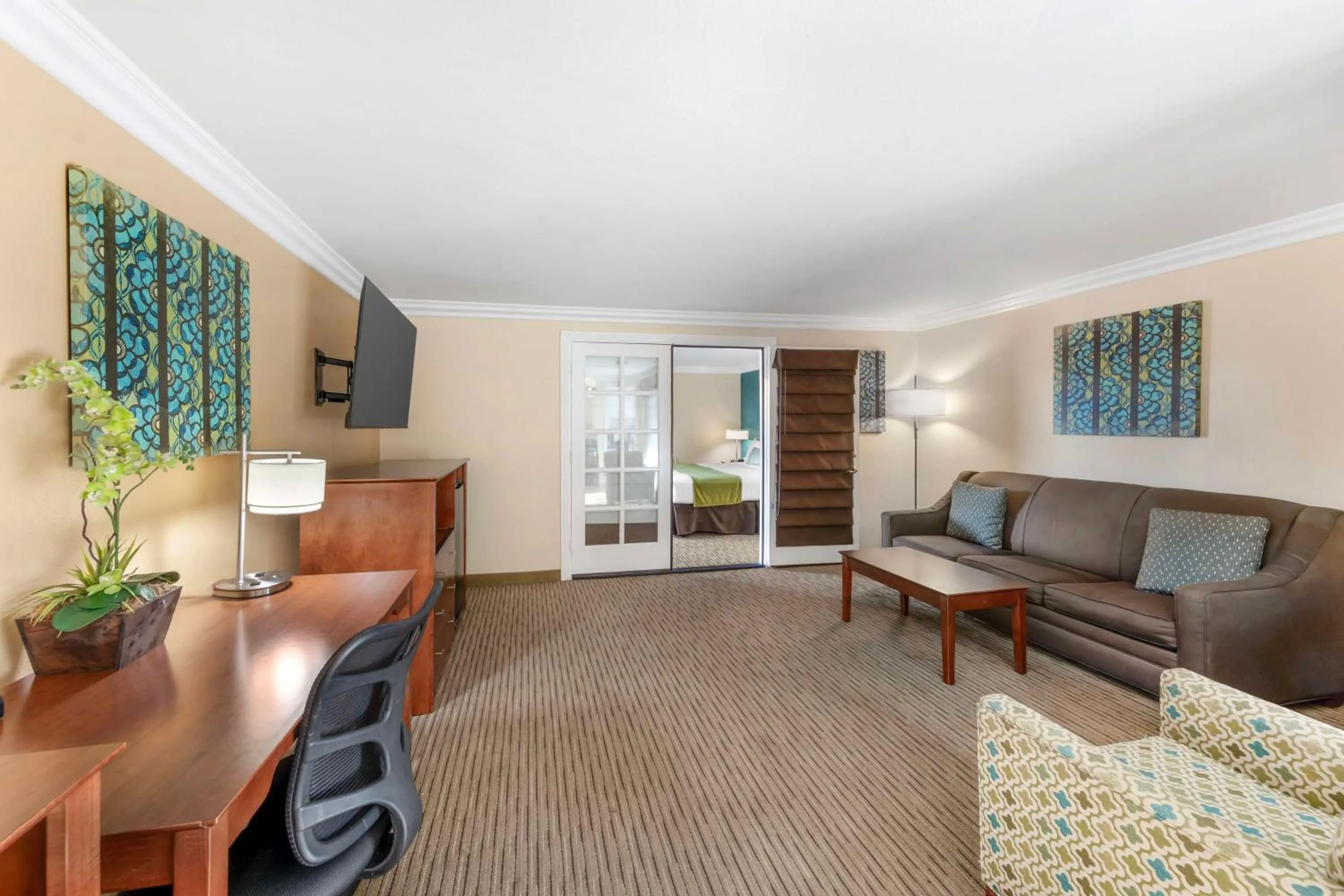 Photo of the whole room in Best Western Harbour Inn & Suites Huntington - Sunset Beach