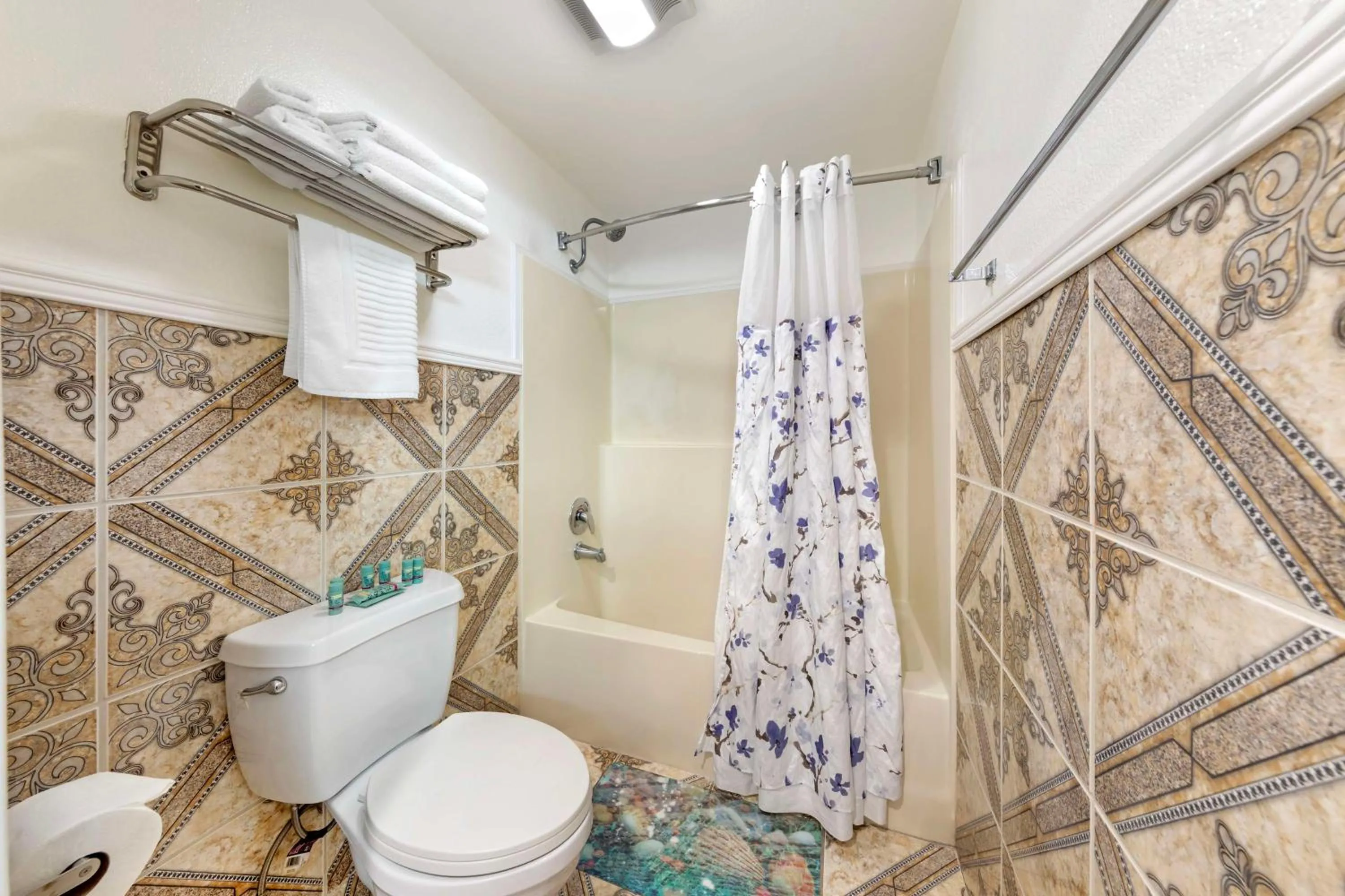 Bathroom in Best Western Harbour Inn & Suites Huntington - Sunset Beach