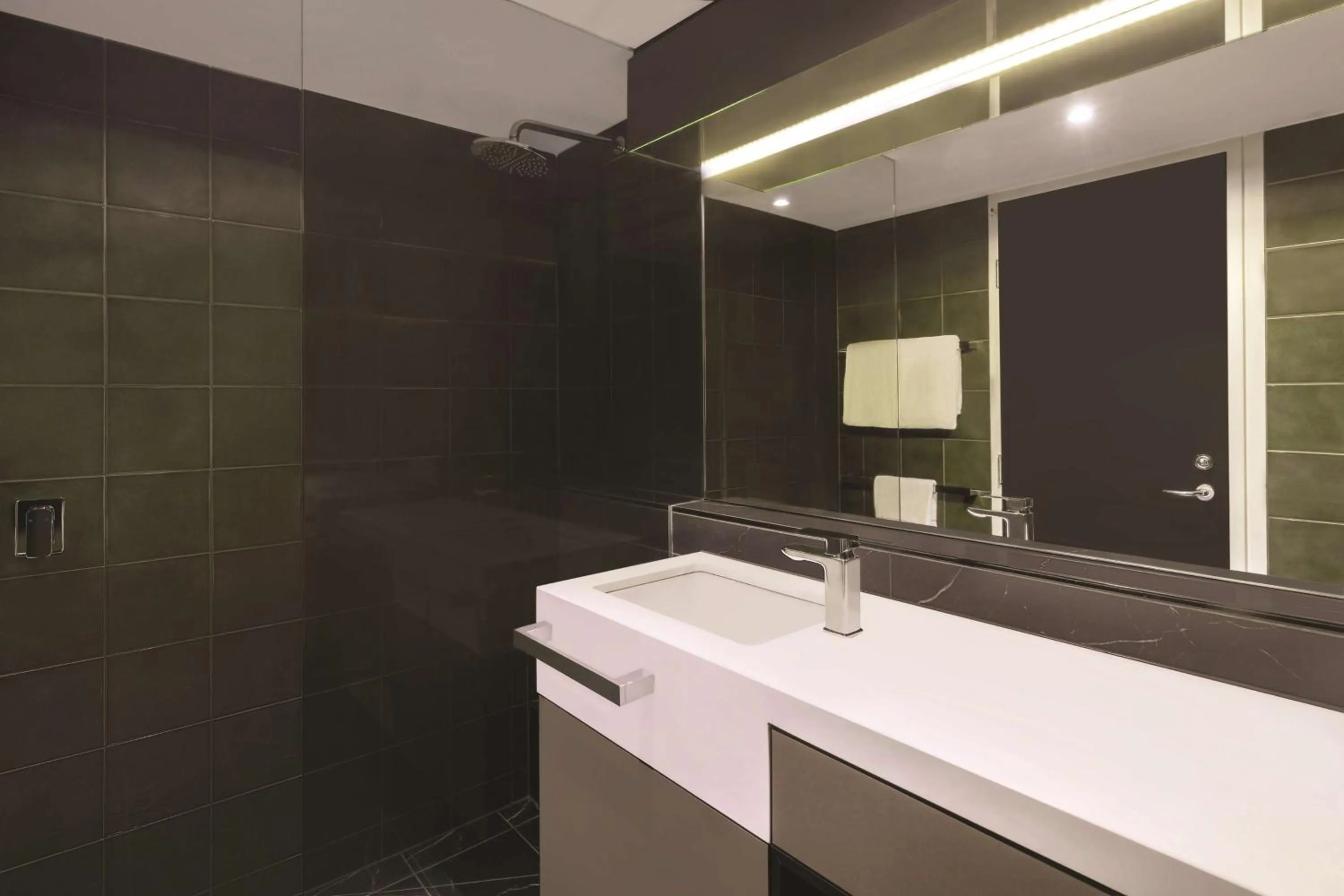 Shower in Adina Apartment Hotel Melbourne