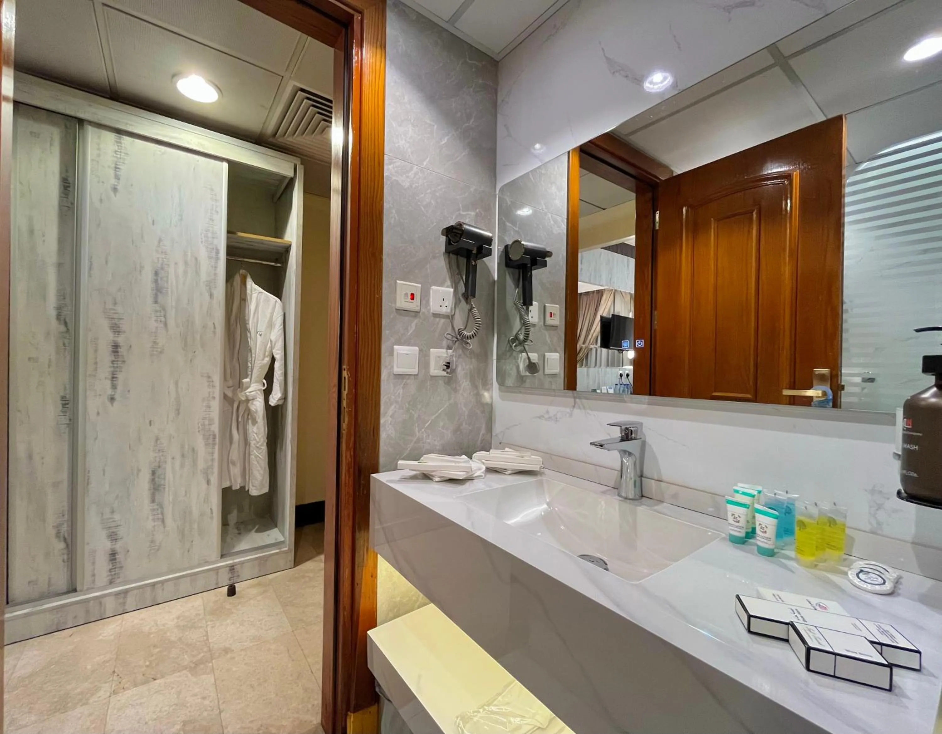 Bathroom in Zowar Alalami Hotel