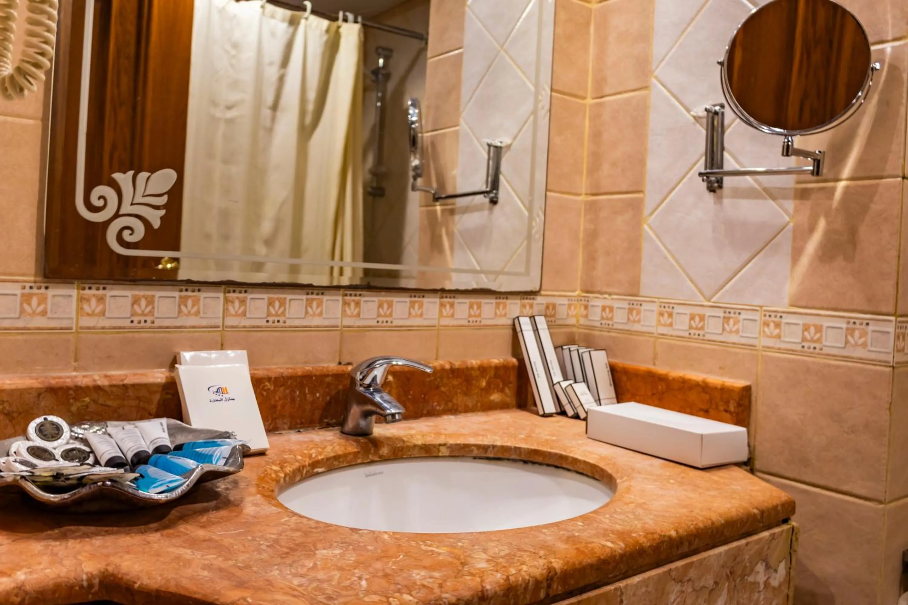 Deluxe King Room in Zowar Alalami Hotel