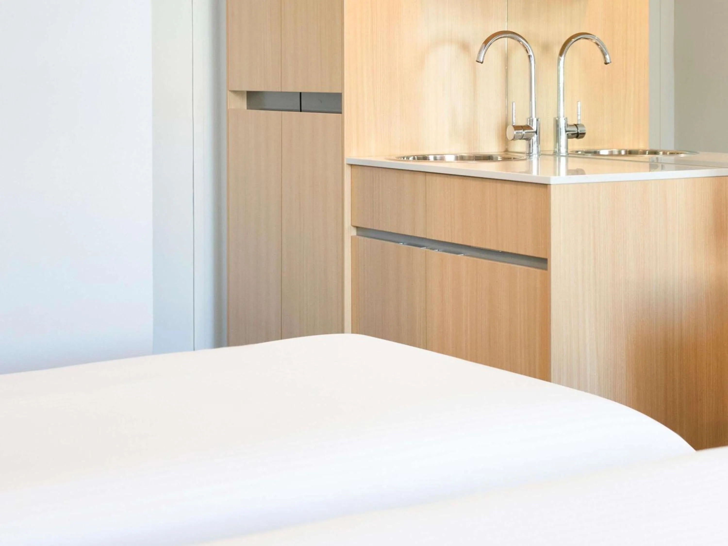 Bedroom, Bed in Mercure Brisbane Garden City