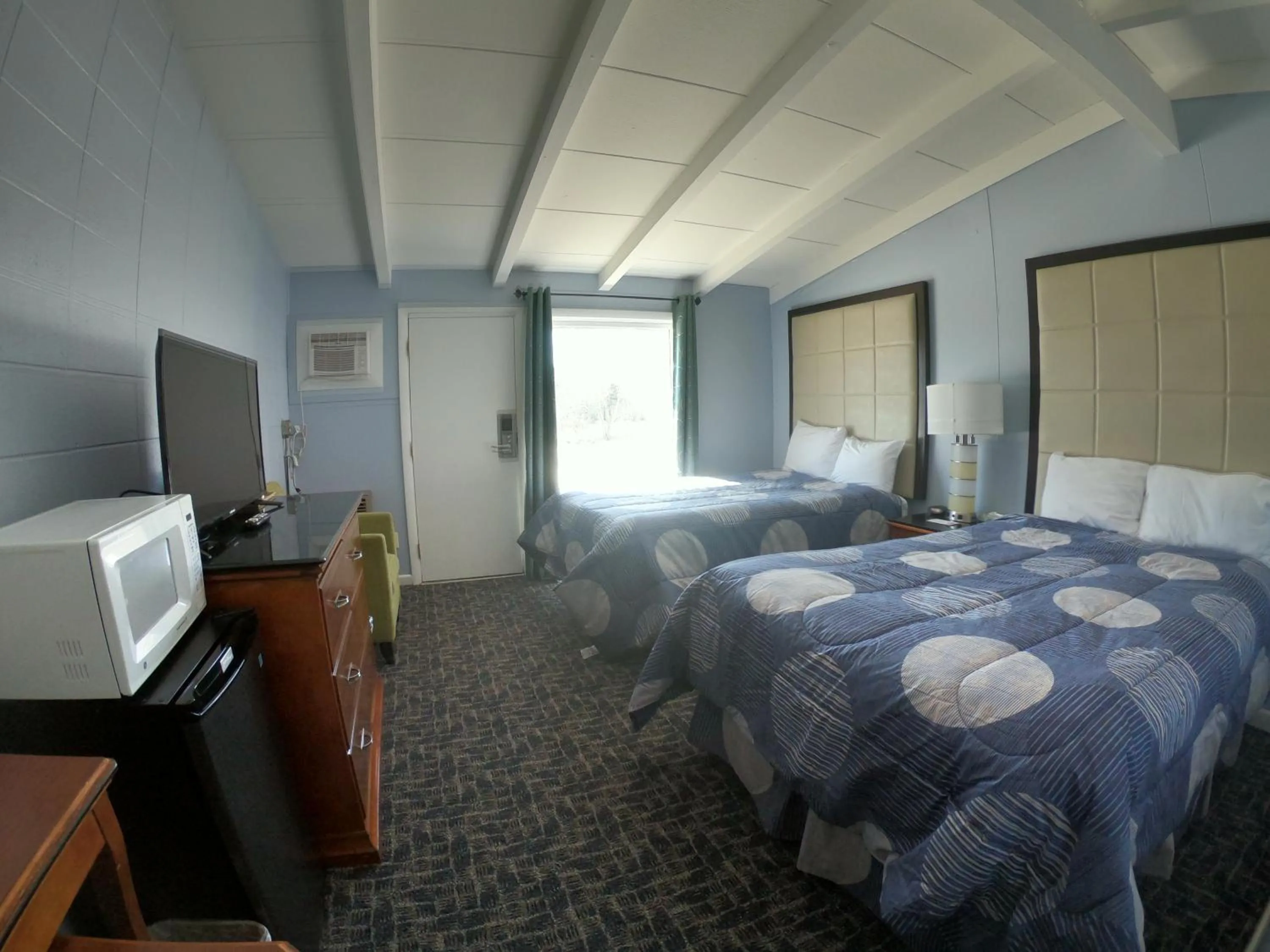 Bed in Copper Lantern Motor Lodge